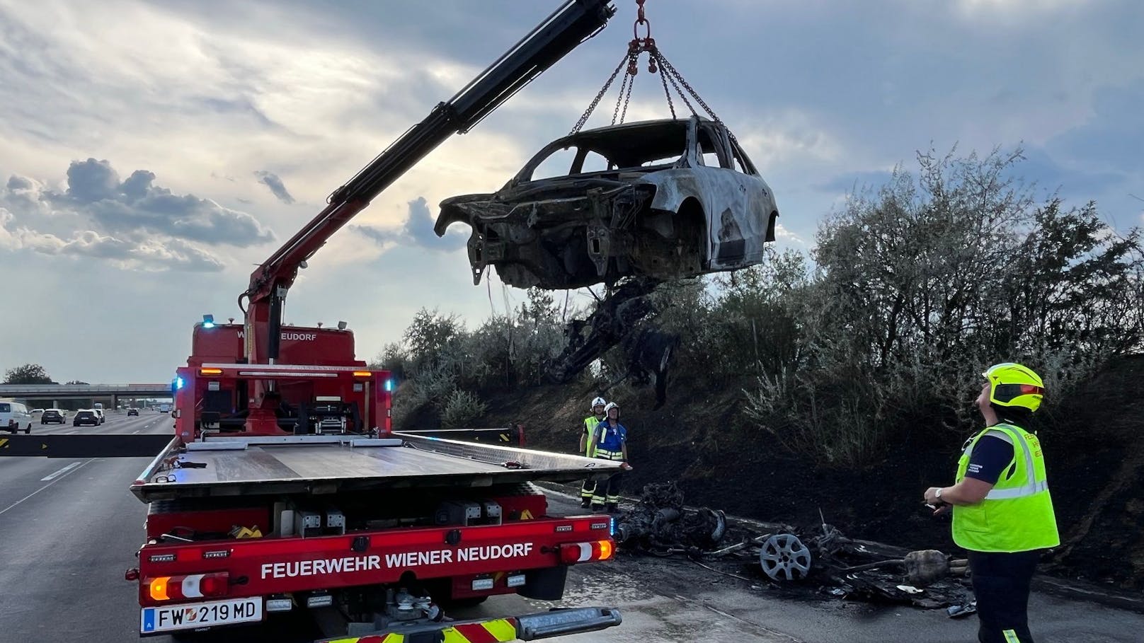 Insgesamt stand die Freiwillige Feuerwehr Wiener Neudorf mit vier Fahrzeugen und 21 Mitgliedern im Einsatz.