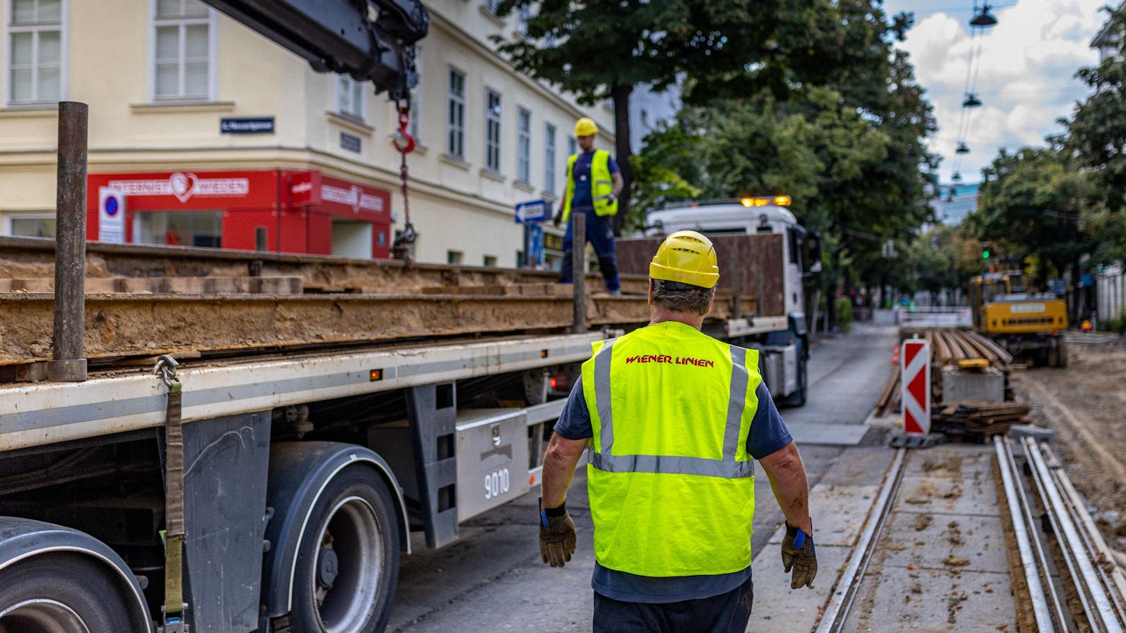 Abtransport alter Schienen auf der Wiedner Hauptstraße 