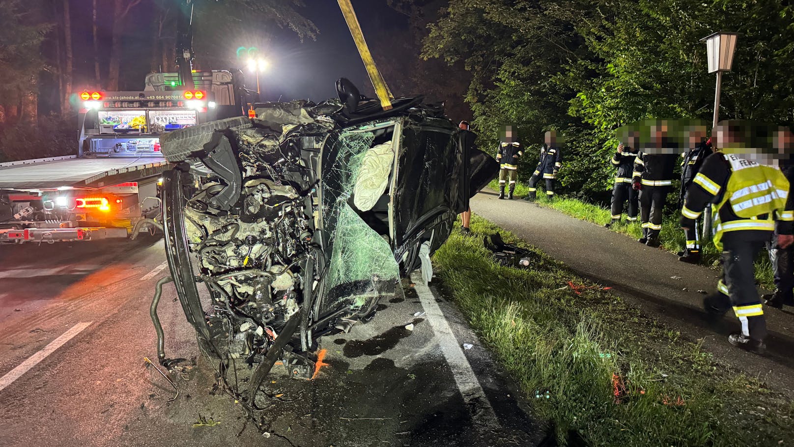 Er verlor die Kontrolle über seinen Wagen, fuhr über die Leitplanke und kollidierte mit Bäumen.