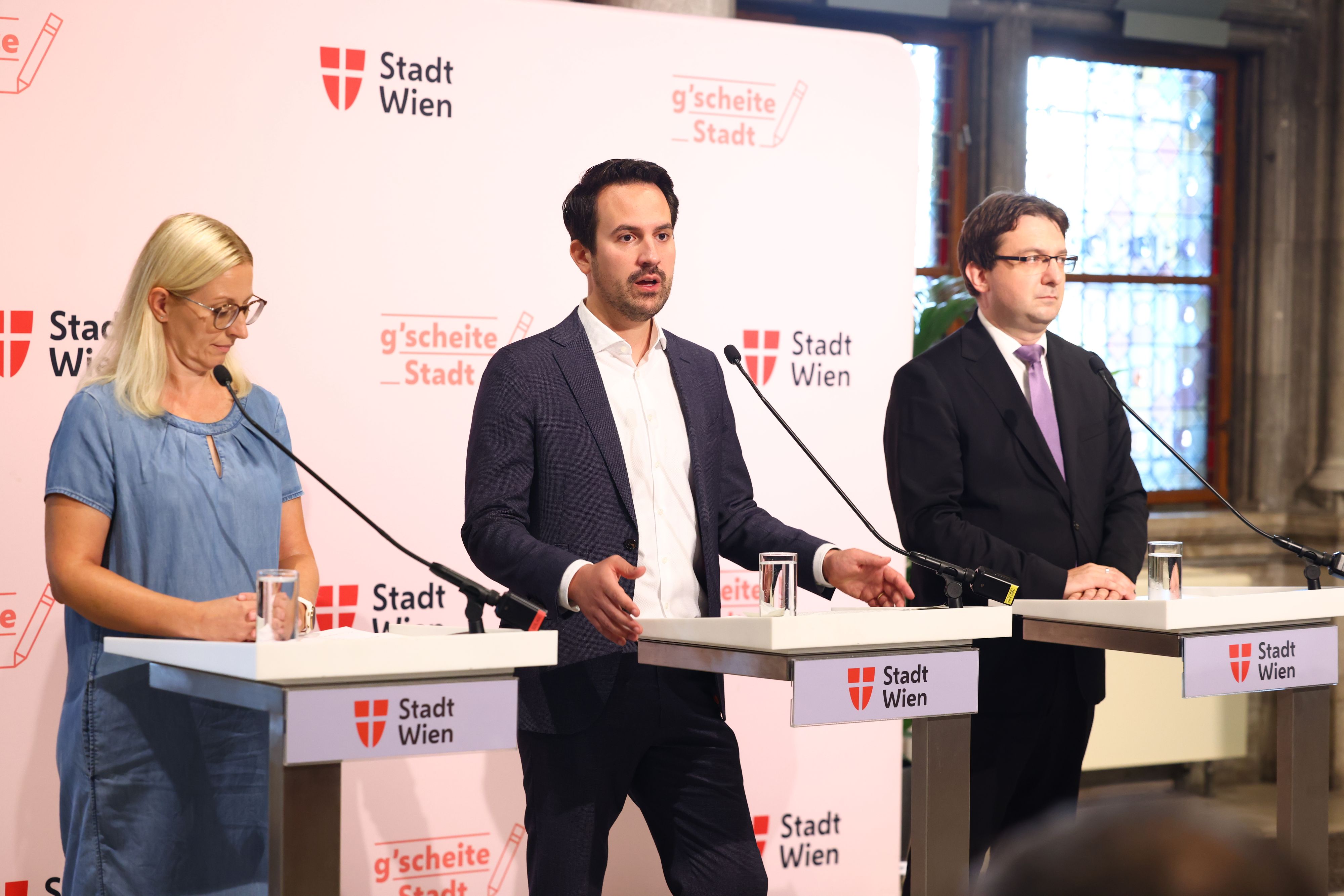 Wiener Schulstart mit 1.600 neuen Lehrern und anderen Neuigkeiten. v.l.n.r.: Abteilungsleiterin Schulen Andrea Trattnig, Bildungsstadtrat Christoph Widerkehr (NEOS), interimistischer Bildungsdirektor Arno Langmeier