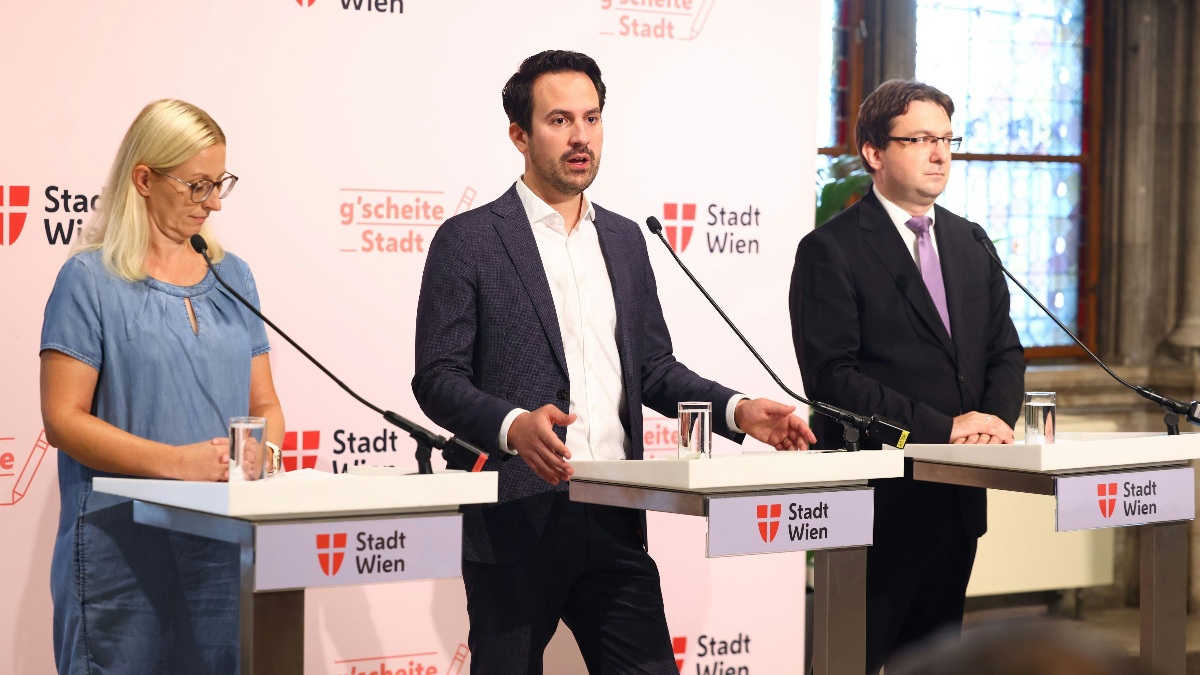 „Wiener Schulstart“ v.l.n.r.: Abteilungsleiterin Schulen Andrea Trattnig, Bildungsstadtrat Christoph Widerkehr (NEOS), interimistische Bildungsdirektor Arno Langmeier