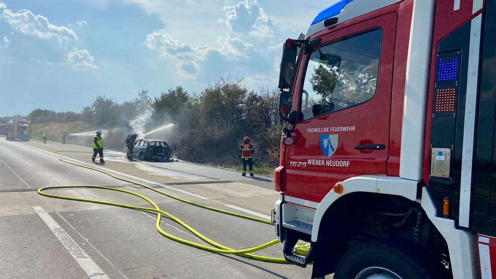 Da das Feuer bereits auf eine naheliegende Böschung übergegriffen hatte, begann die Feuerwehr am Einsatzort in Fahrtrichtung Graz, teils unter Atemschutz, den Vegetationsbrand zu bekämpfen.