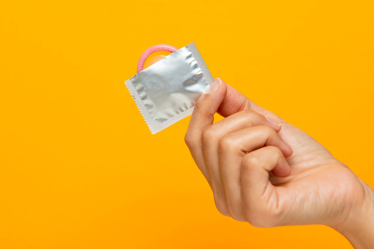 Wer kein Kondom verwendet, riskiert sich mit Geschlechtskrankheiten und HIV anzustecken.