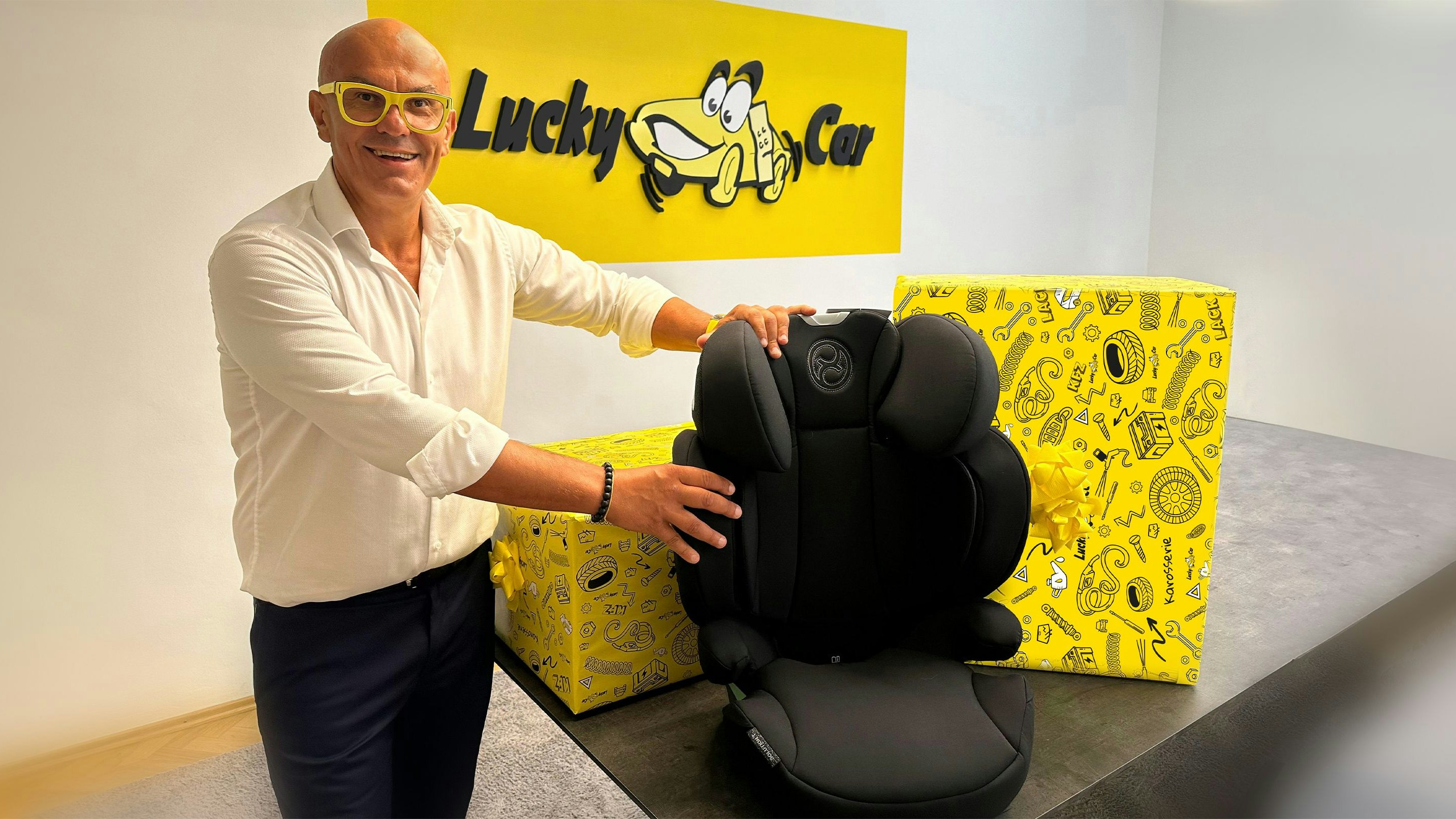 Ostoja Matic, Gründer und Geschäftsführer von Lucky Car, stellt im Rahmen der "Sicherheit am Schulweg"-Kampagne von "Heute" fünf Kindersitze von Cybex zur Verfügung.