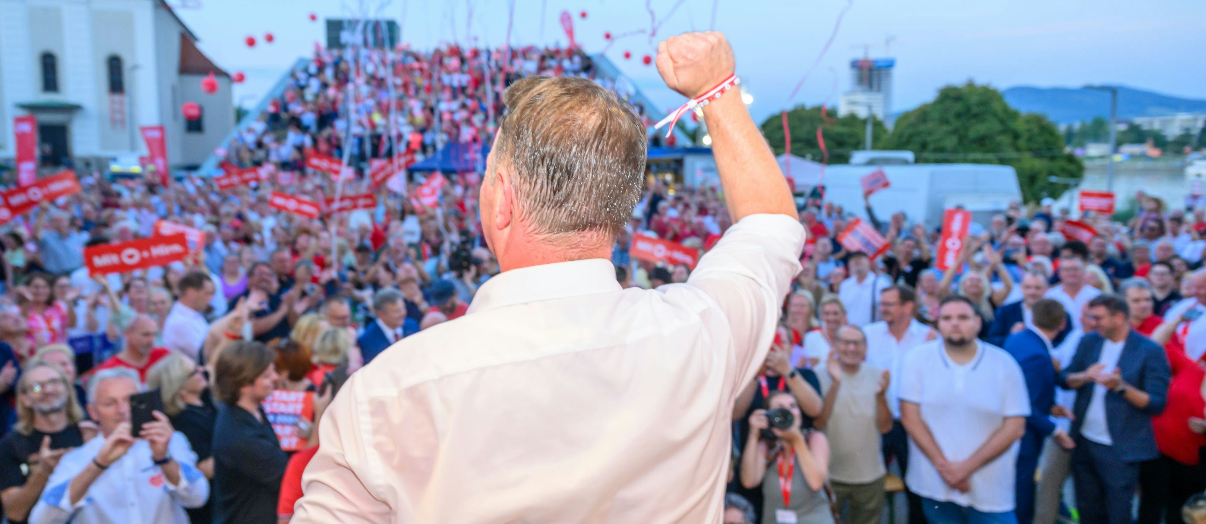 Und wenn ihr mi ned wöhlts, dann lernts mei Faust kennan: Andreas Babler beim SPÖ-Wahlkampfauftakt in Linz