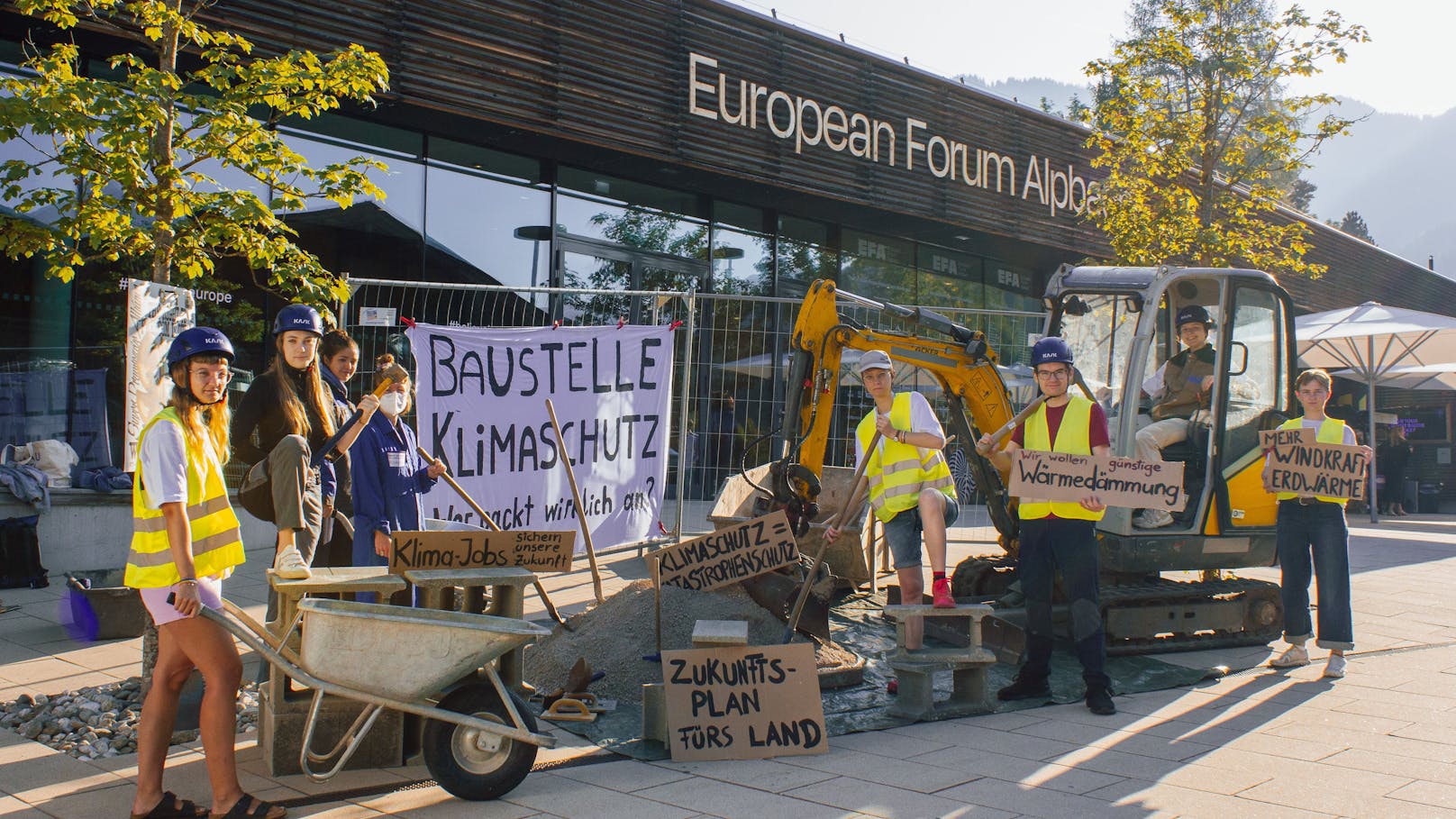 "Offene Baustelle Klimapolitik": Fridays For Future mit Protest beim Forum Alpbach am 30. August 2024.