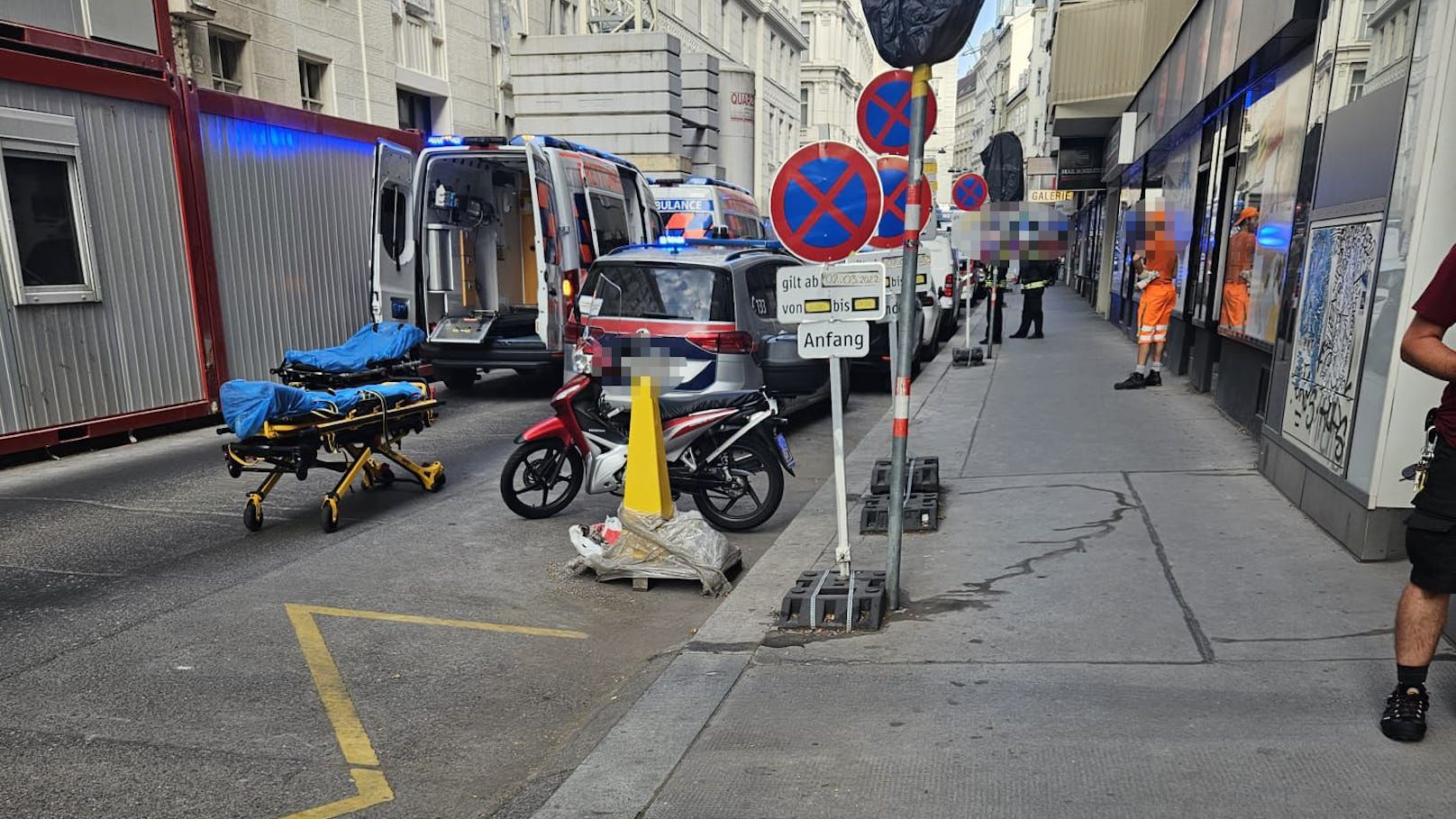 Neben den ersteintreffenden Polizisten, welche die Erste-Hilfe-Maßnahmen leisteten, befanden sich auch mehrere Teams der Berufsrettung Wien und die Berufsfeuerwehr Wien im Einsatz.