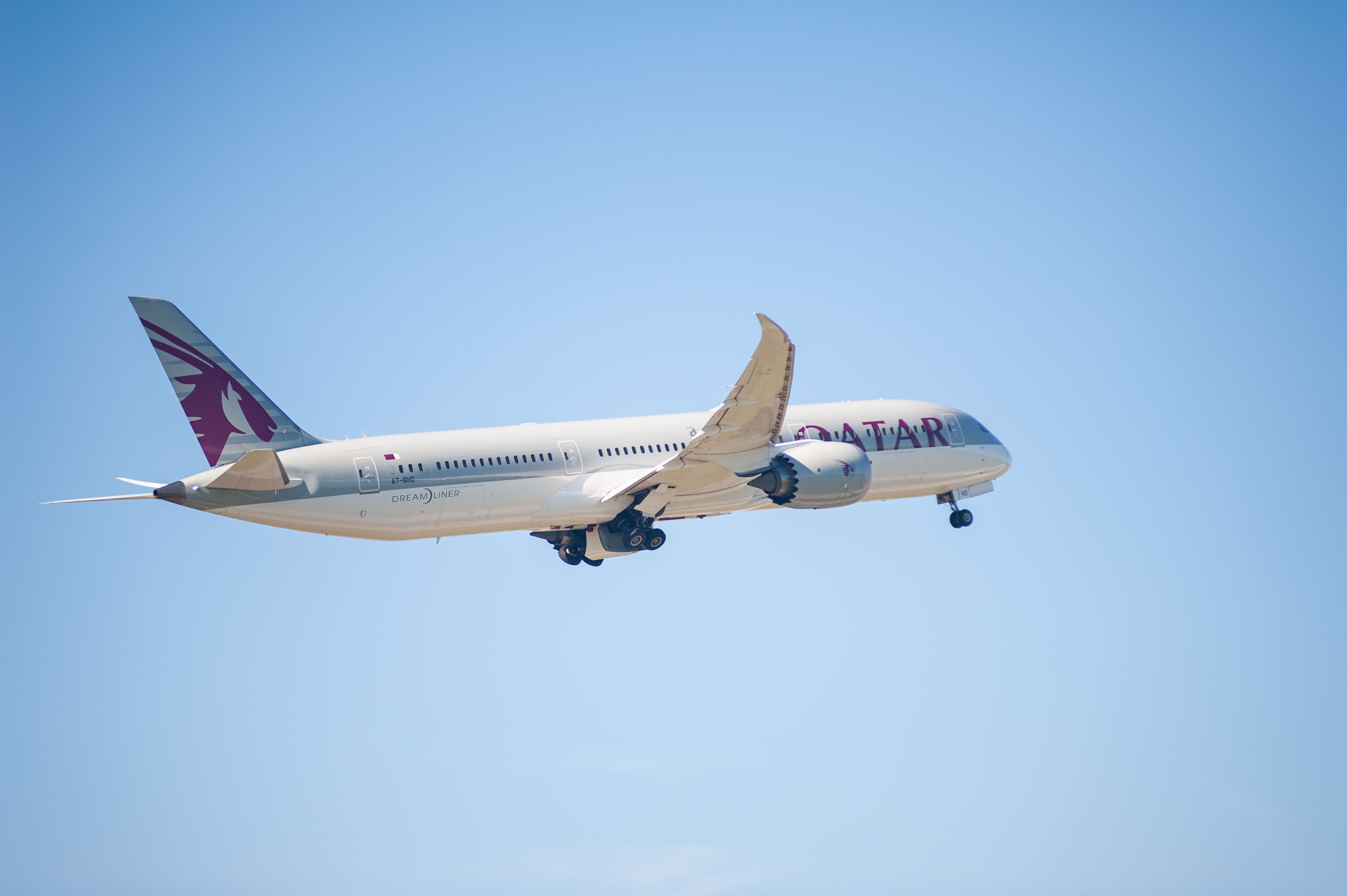 Ein Passagierflugzeug vom Typ Boeing 787-9 Dreamliner der Qatar Airways beim Start. Archivbild.