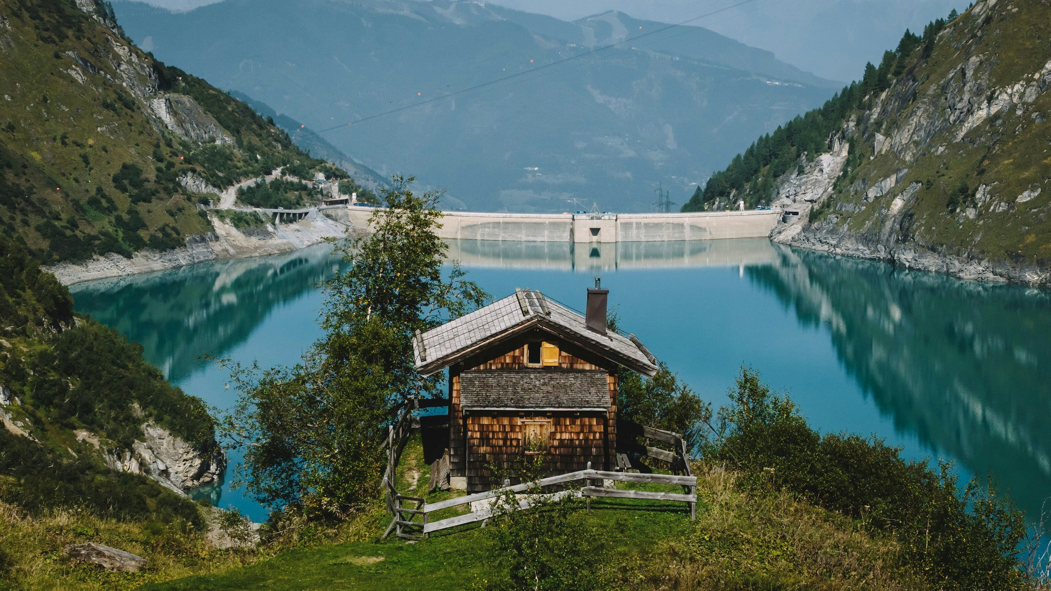 Erfolgsmodell erneuerbare Energie: Eine Alm am Stausee Wasserfallboden mit Staumauer in der Berglandschaft, aufgenommen in Kaprun