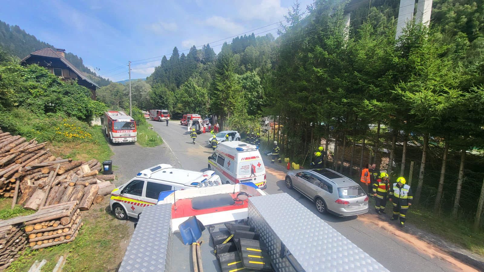 Feuerwehr Gmünd und Rettungskräfte im Einsatz bei einem früheren Verkehrsunfall auf der B99 Katschbergstraße.