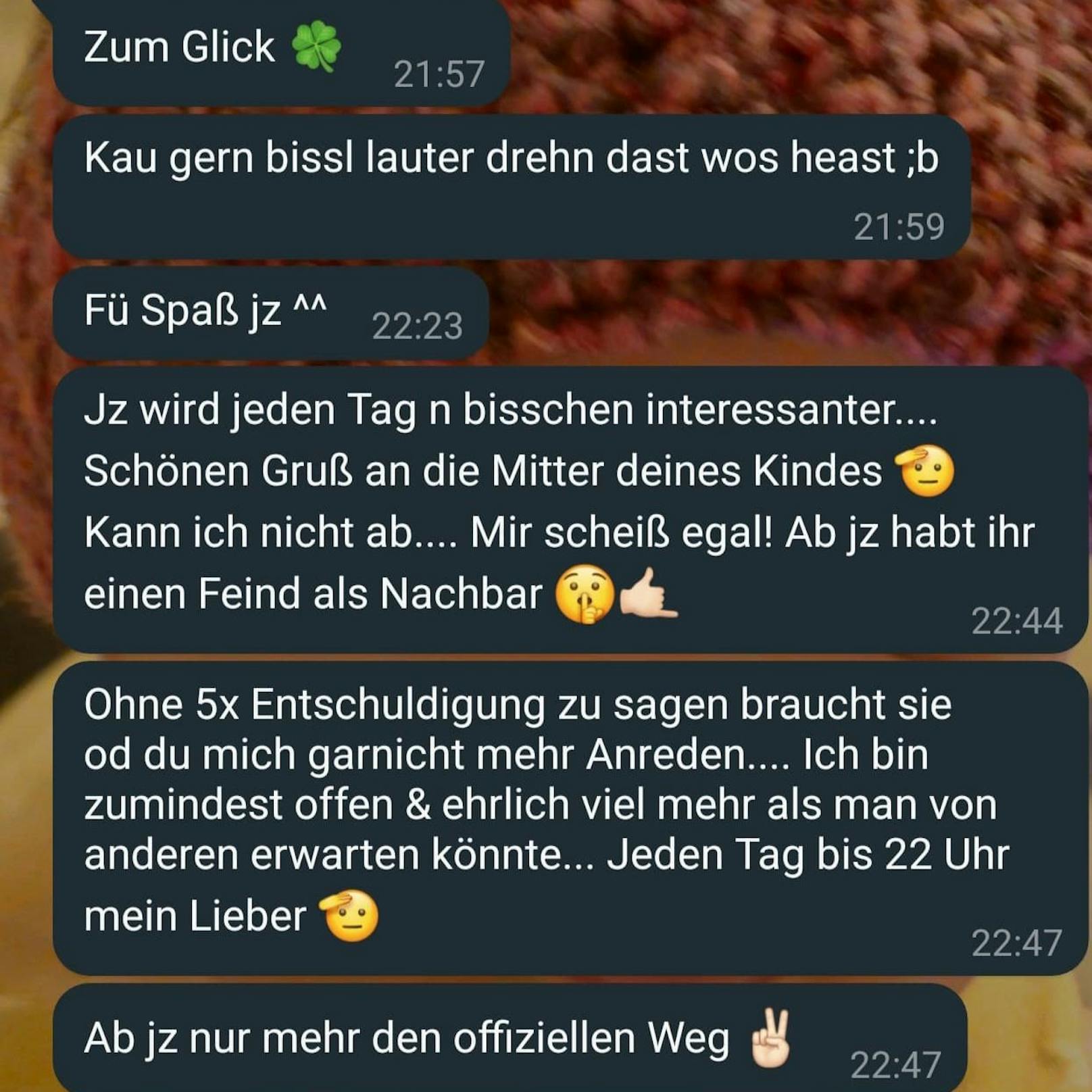 Der Nachbar kennt keine Grenzen mehr und machte per WhatsApp deutlich, dass die junge Familie nun einen "Feind als Nachbar" habe