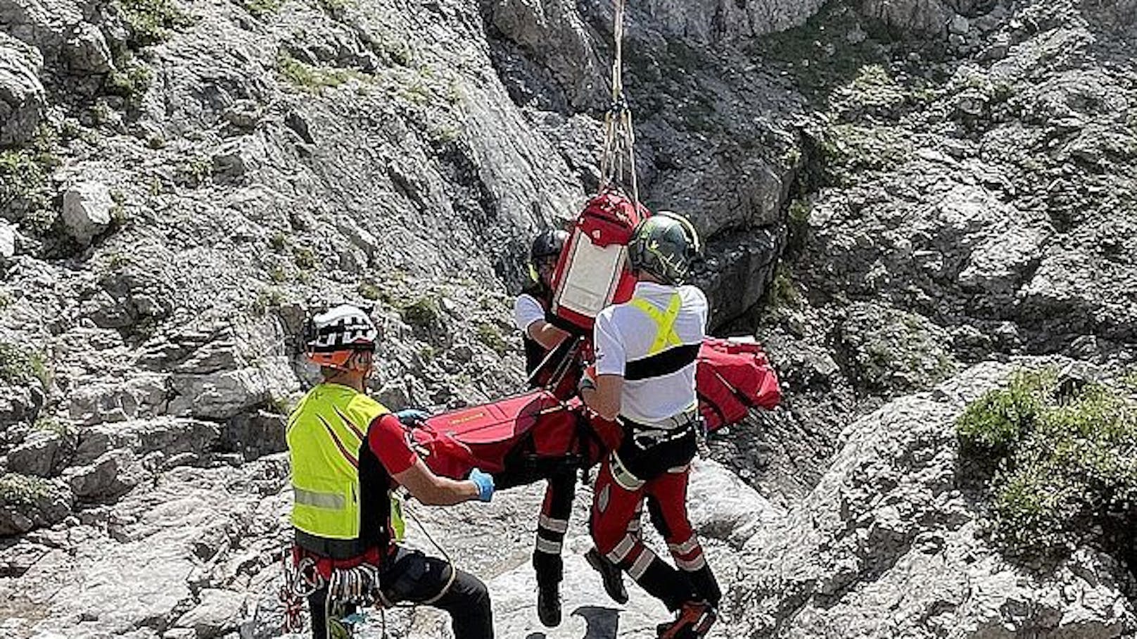 Einsatzkräfte der Bergwacht Ramsau versorgten den Mann aus Bayern notärztlich und flogen ihn per Rettungstau aus.