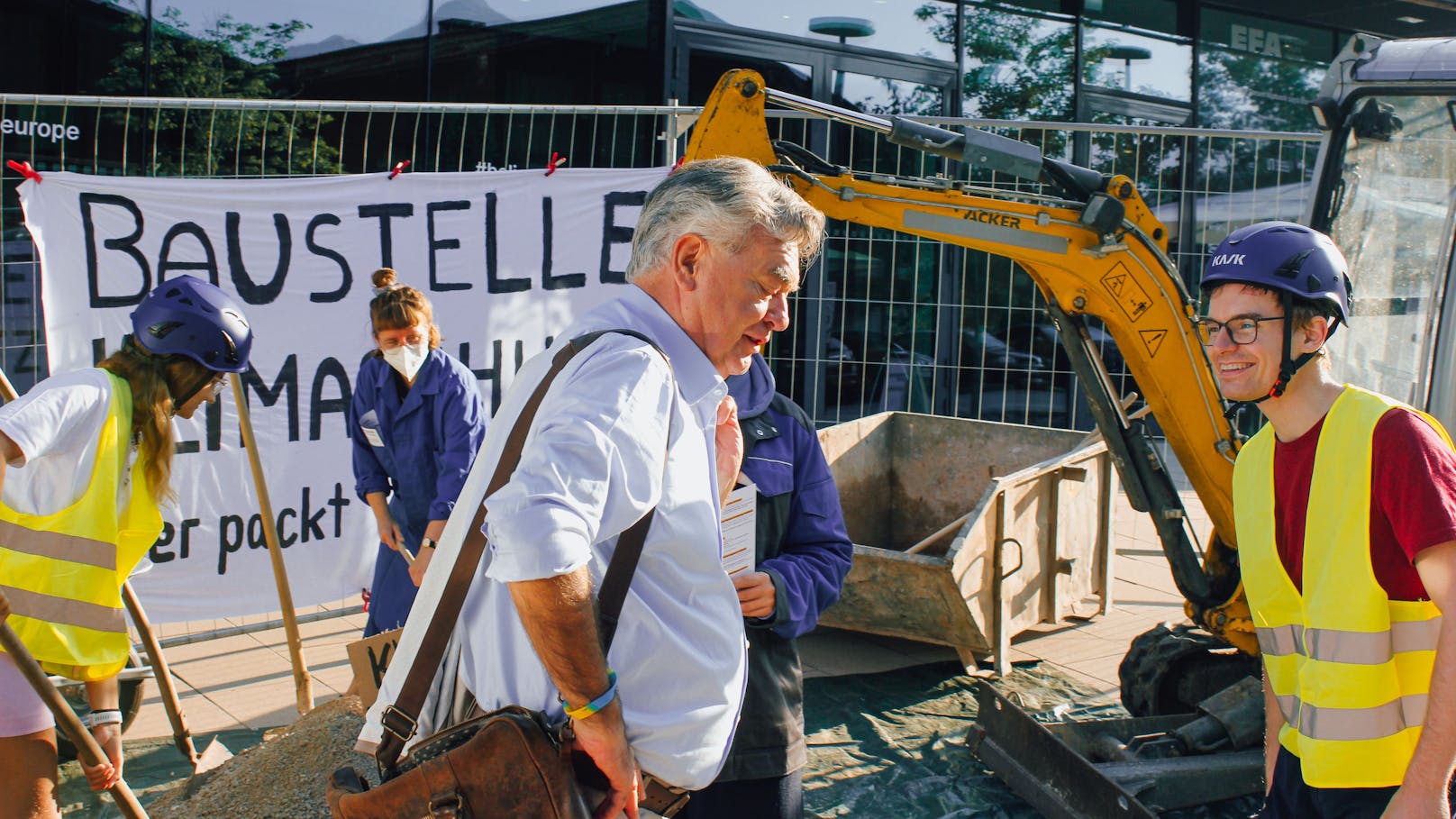 "Offene Baustelle Klimapolitik": Fridays For Future mit Protest beim Forum Alpbach am 30. August 2024.