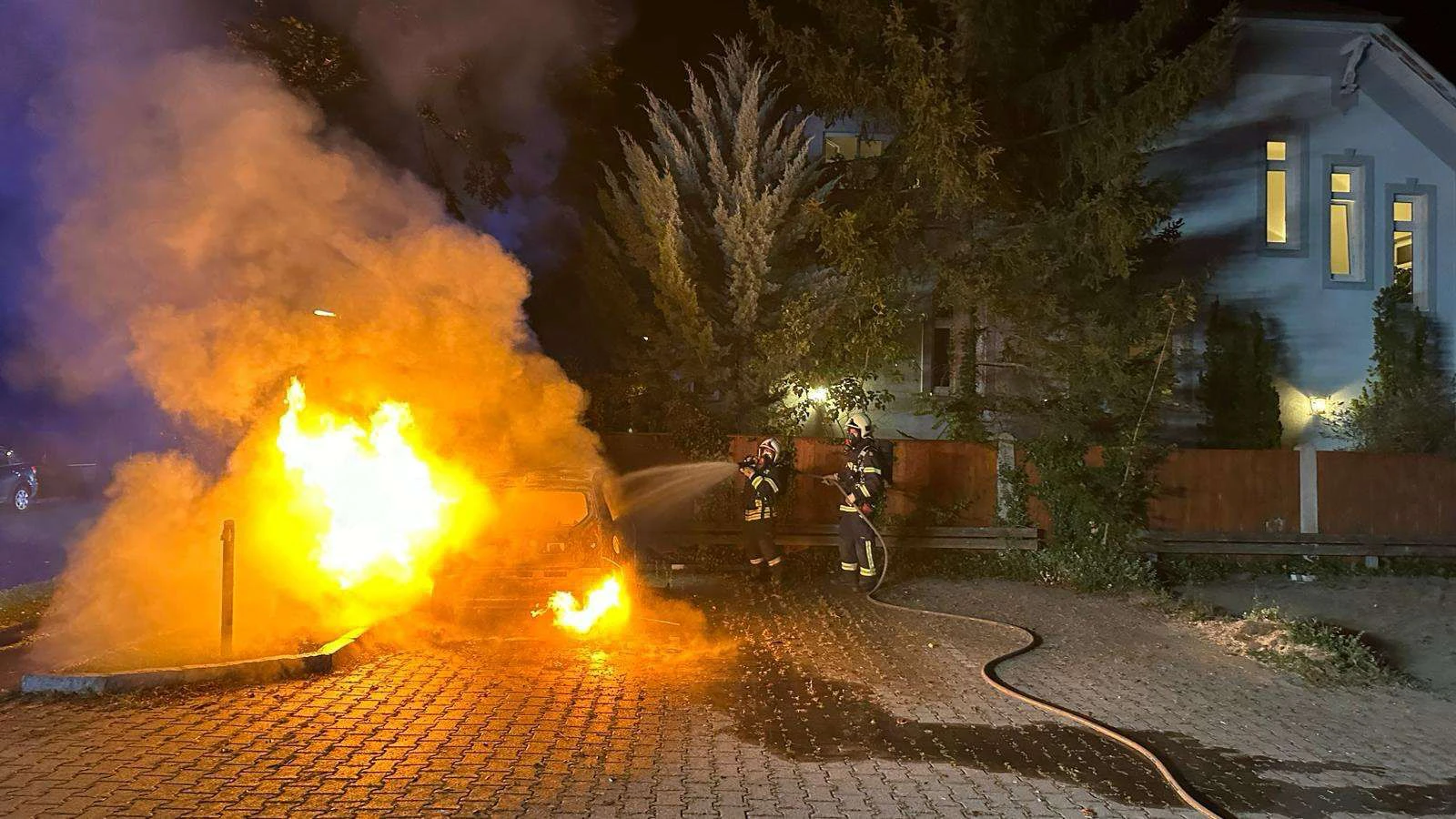 In der Theodor-Körnerstraße ging in der Nacht ein Auto in Flammen auf