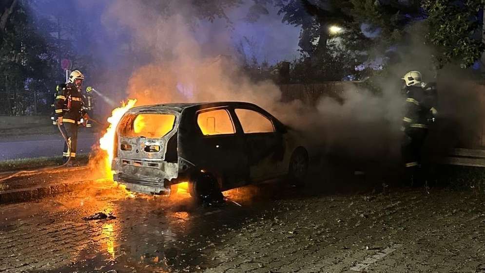 Auf einem Parkplatz in St. Pölten geriet ein Auto in Flammen