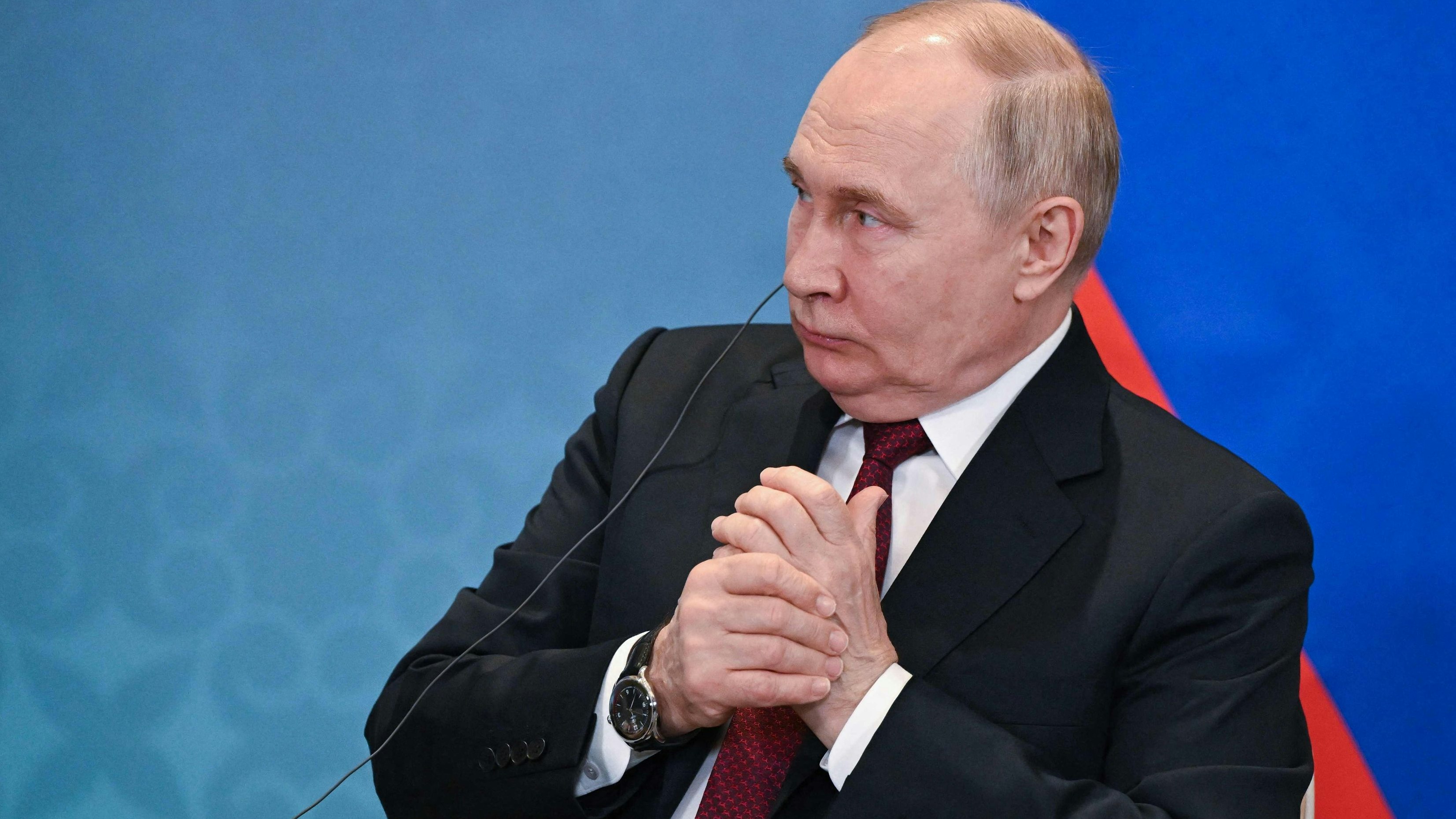 Download von www.picturedesk.com am 30.08.2024 (21:27).  In this pool photograph distributed by the Russian state agency Sputnik, Russia's President Vladimir Putin attends a meeting with Mongolia's President on the sidelines of the Shanghai Cooperation Organisation (SCO) member states leaders' summit in Astana on July 3, 2024. (Photo by Sergei GUNEYEV / POOL / AFP) - 20240703_PD2654 - Rechteinfo: Rights Managed (RM) Nur für redaktionelle Nutzung! Werbliche Nutzung erfordert Freigabe: bitte schicken Sie uns eine Anfrage.