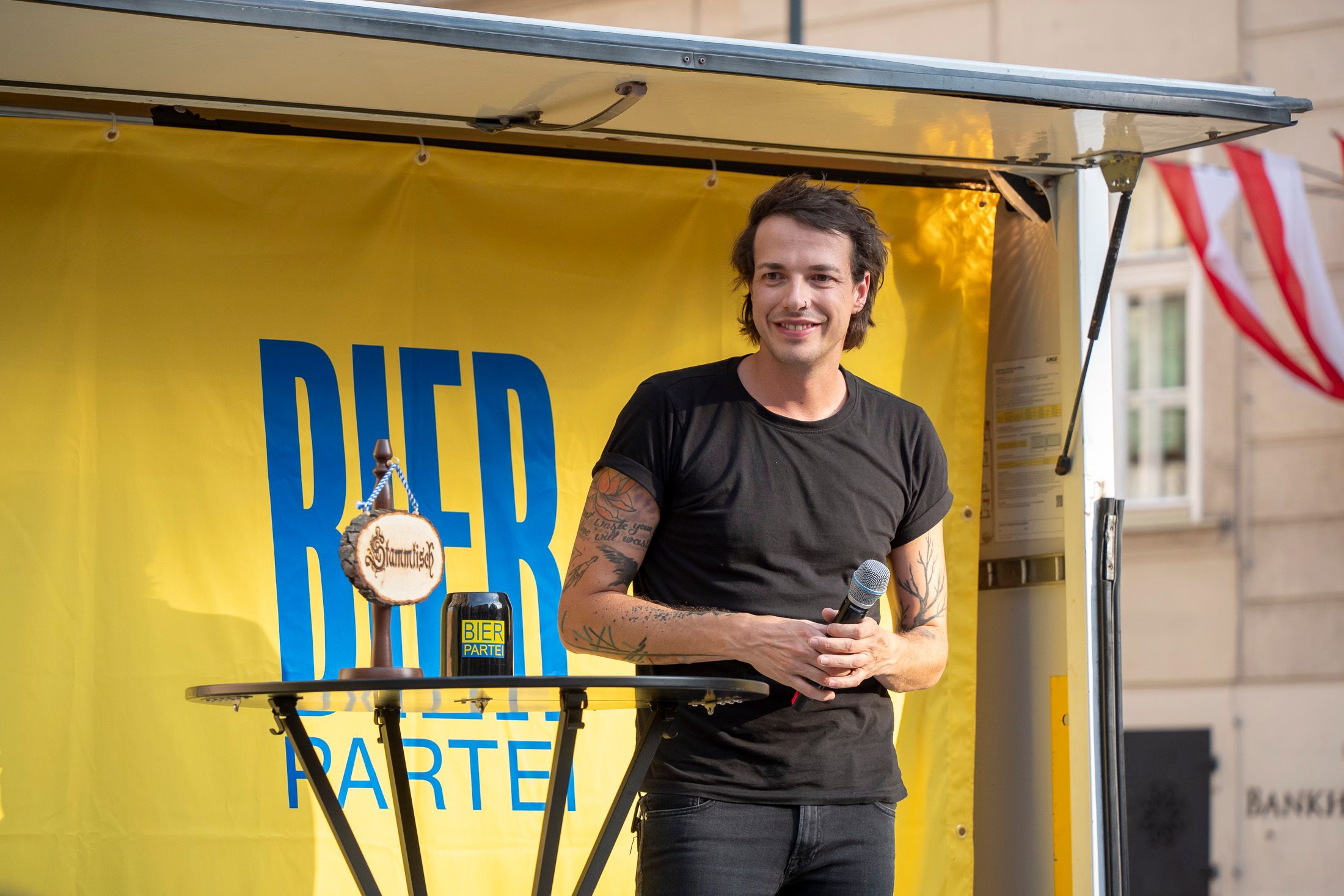 Dominik Wlazny bei einem Auftritt in Wien. (Archivbild)