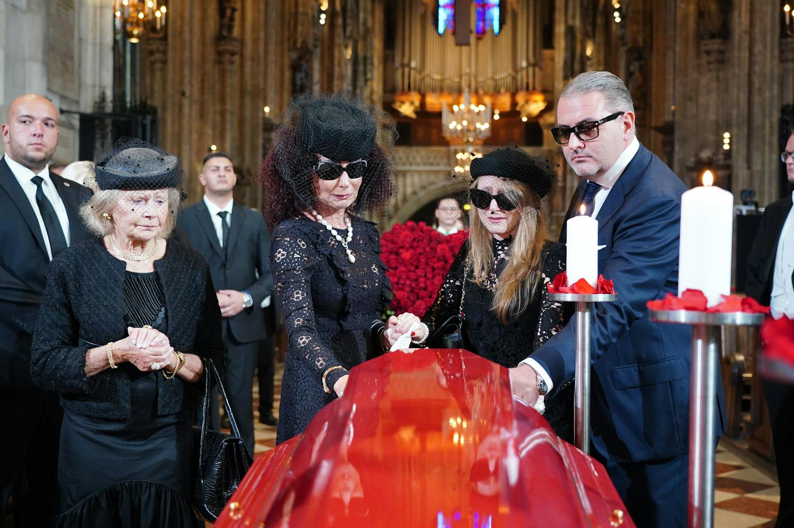 Christina "Mausi", Jacqueline und Leo Lugner weinen bittere Tränen am Sarg.