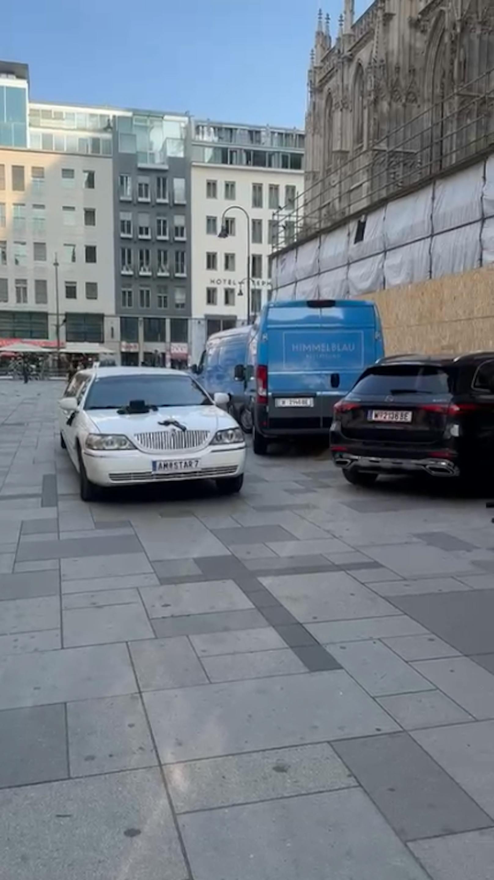 In dieser weißen Strechlimousine fuhr Simone vor den Stephansdom vor.