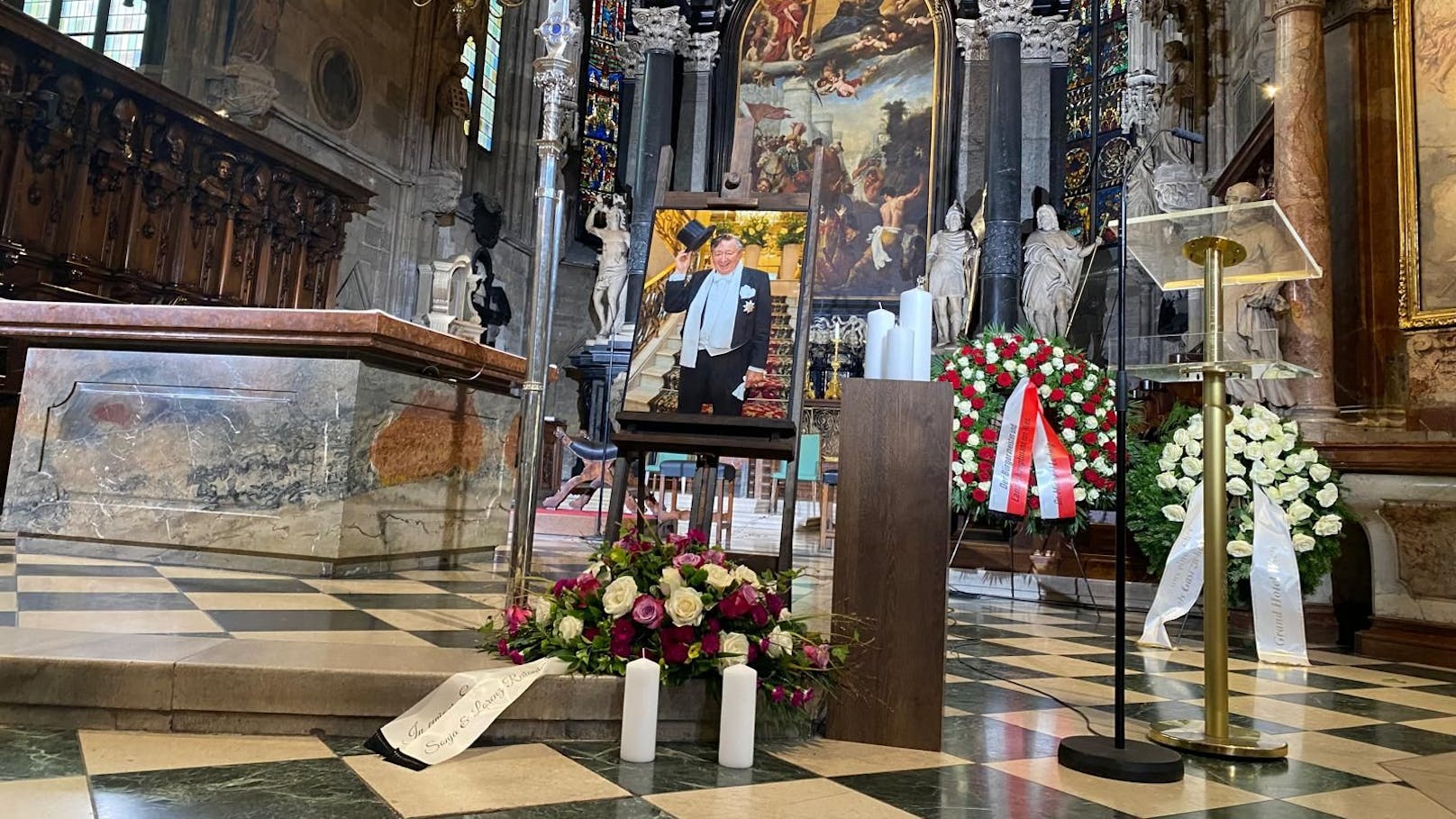 Österreich verabschiedet sich von Richard Lugner: Nach einer Gedenkstunde im Wiener Stephansdom wird der verstorbene Baumeister am Samstag auf dem Grinzinger Friedhof im engsten Freundes- und Familienkreis begraben.