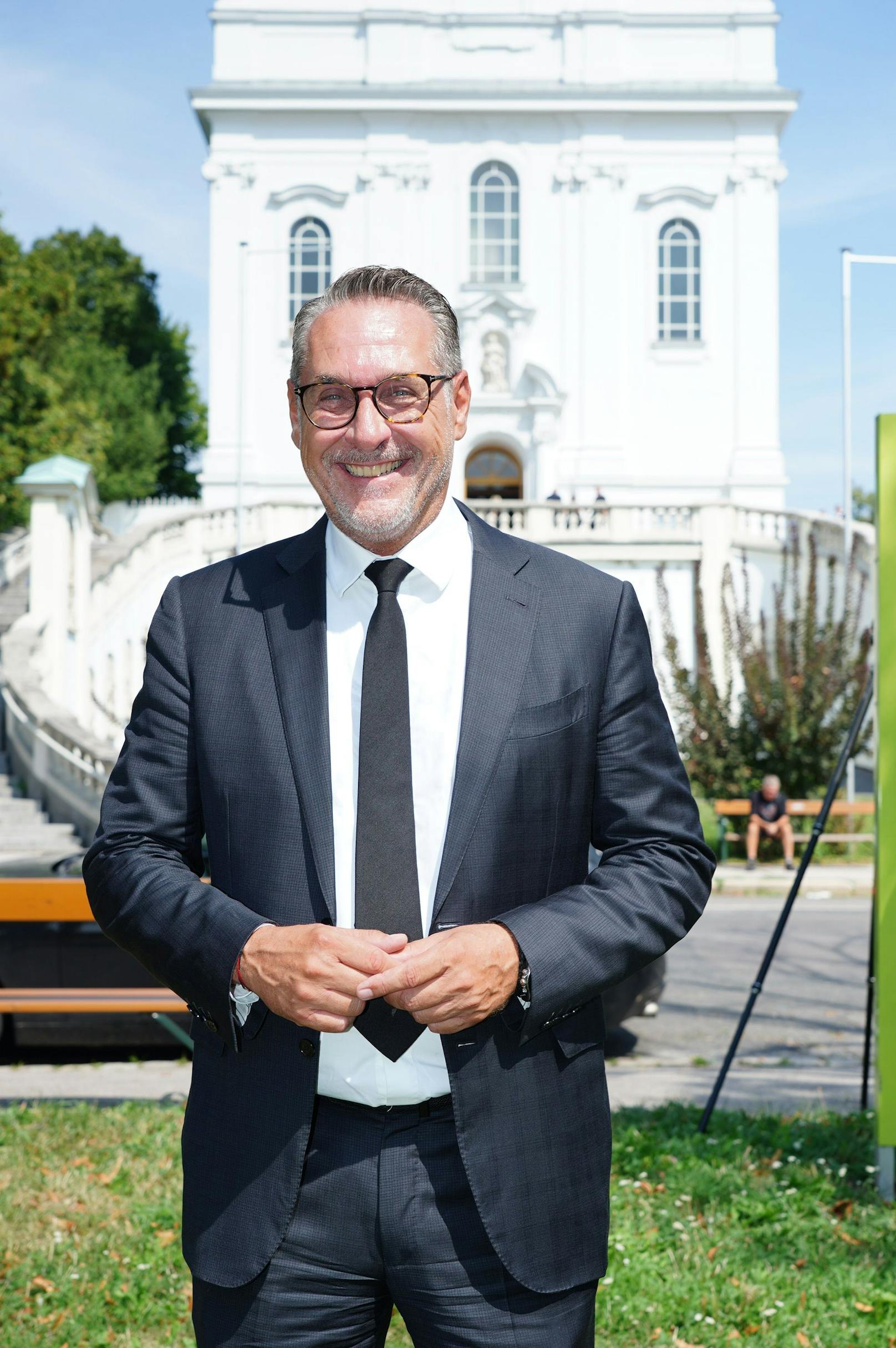 Heinz-Christian Strache schien sich zu freuen, bei der Trauerfeier eingeladen zu sein