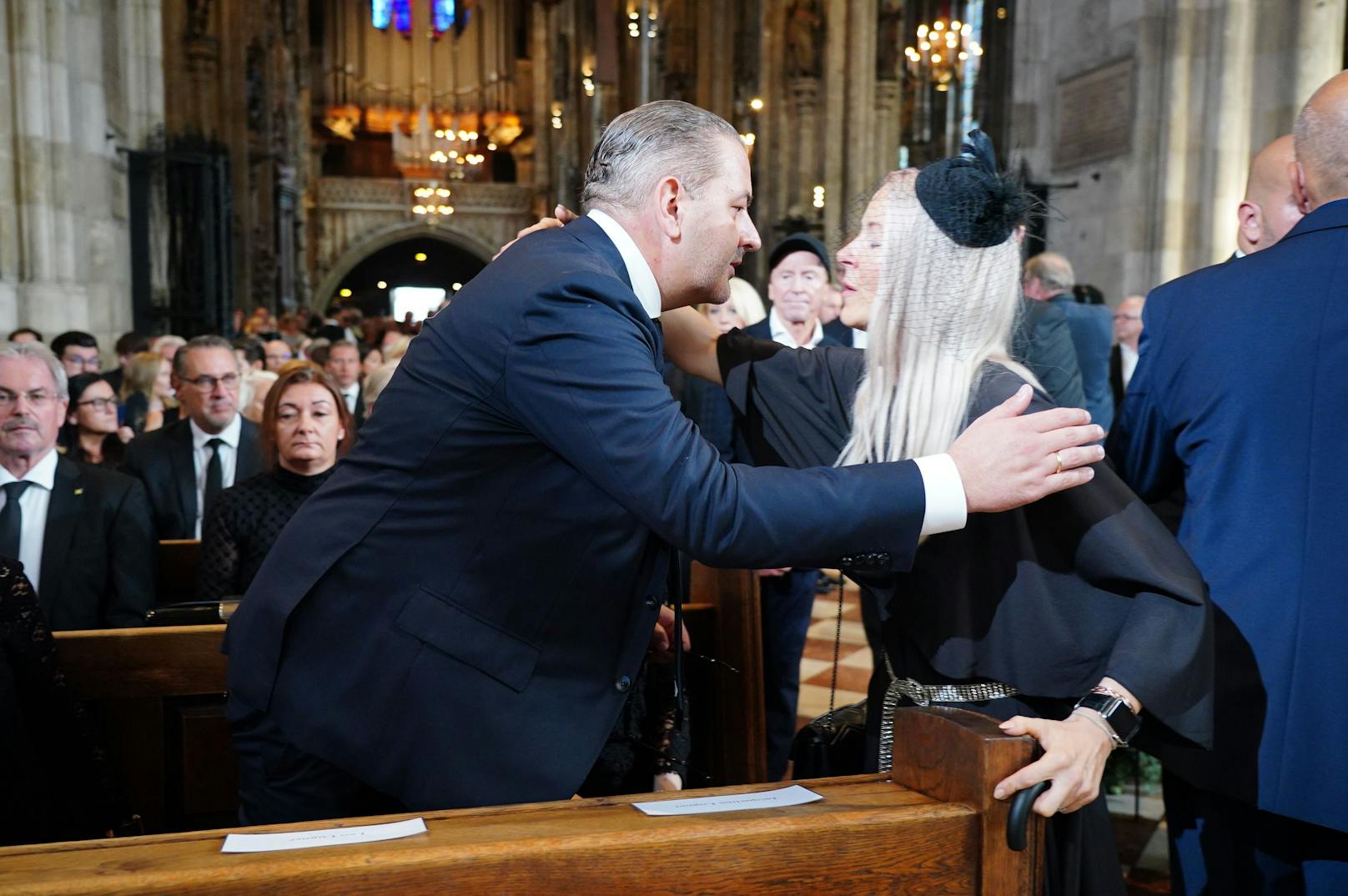 Simone Lugner begrüßt Leo Lugner im Stephansdom.