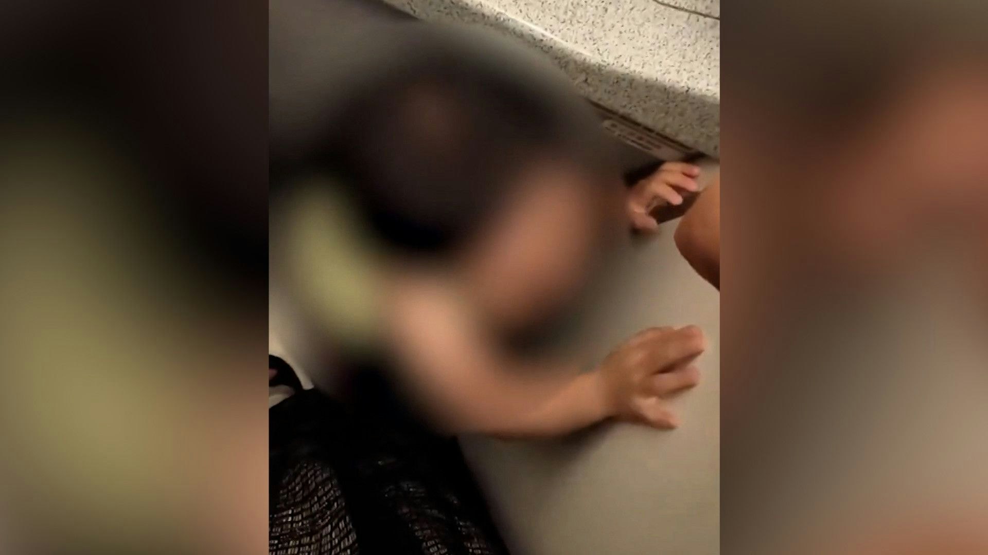 Die Frauen drohten dem Baby, es erneut einzusperren, wenn das Mädchen wieder weint.