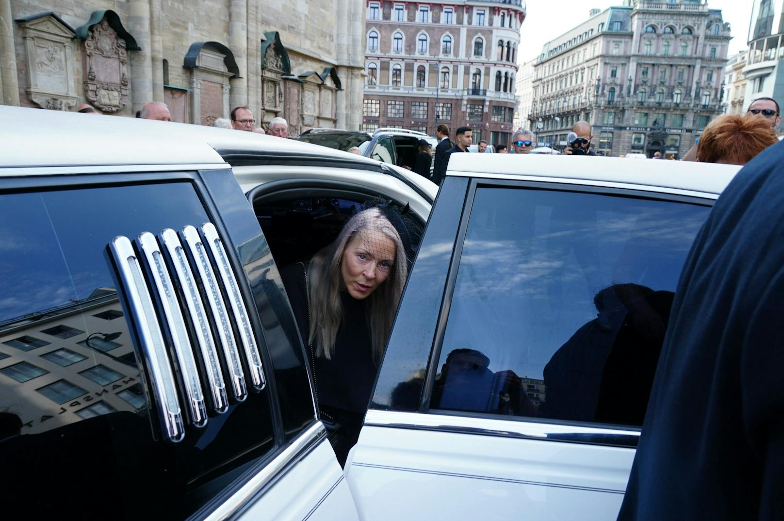 Simone steigt wieder in die weiße Stretch-Limousine.