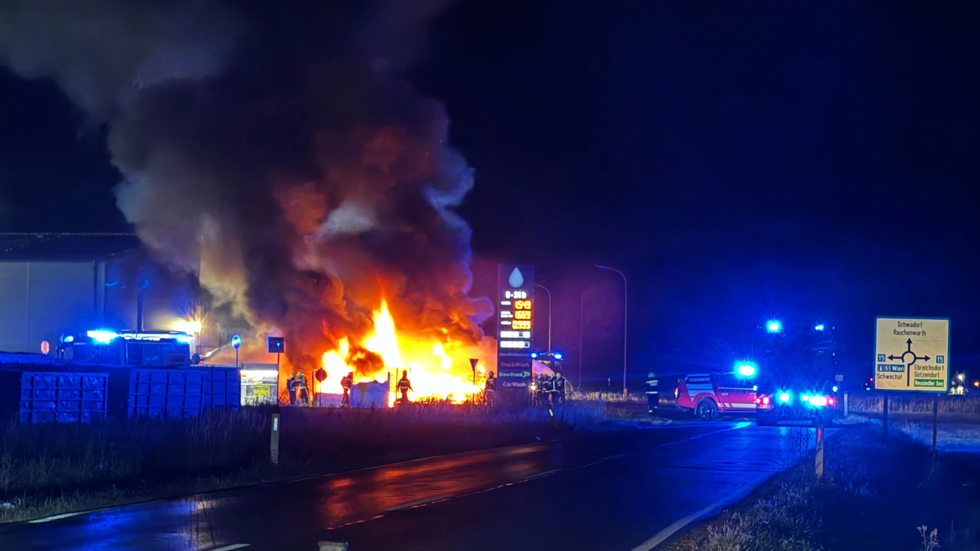 Direkt vor Tankstelle – Gefährlicher Brand auf Firmengelände