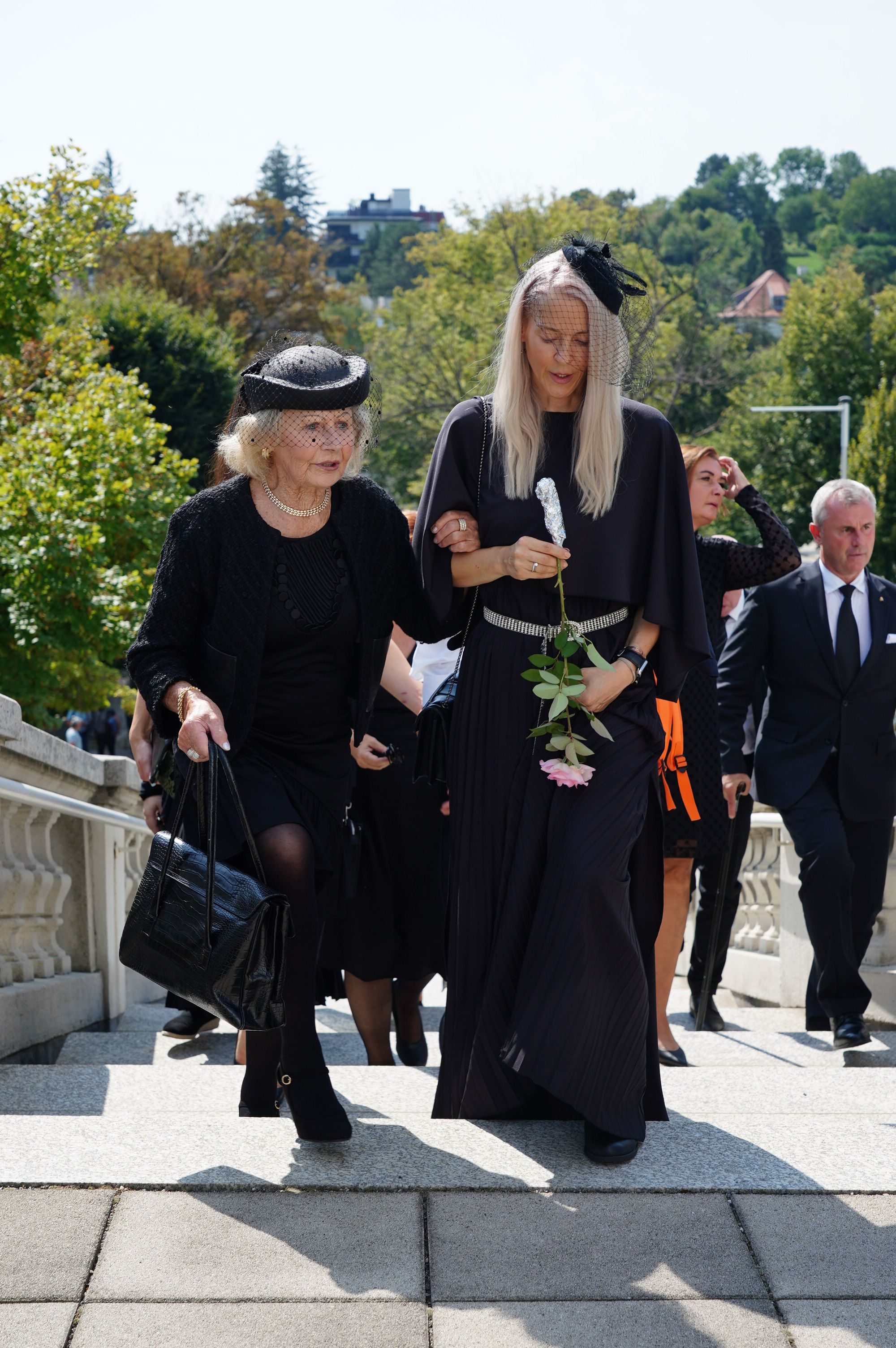 Heute.at - Beisetzung zu Mörtels eigenem Song I bin der Lugner