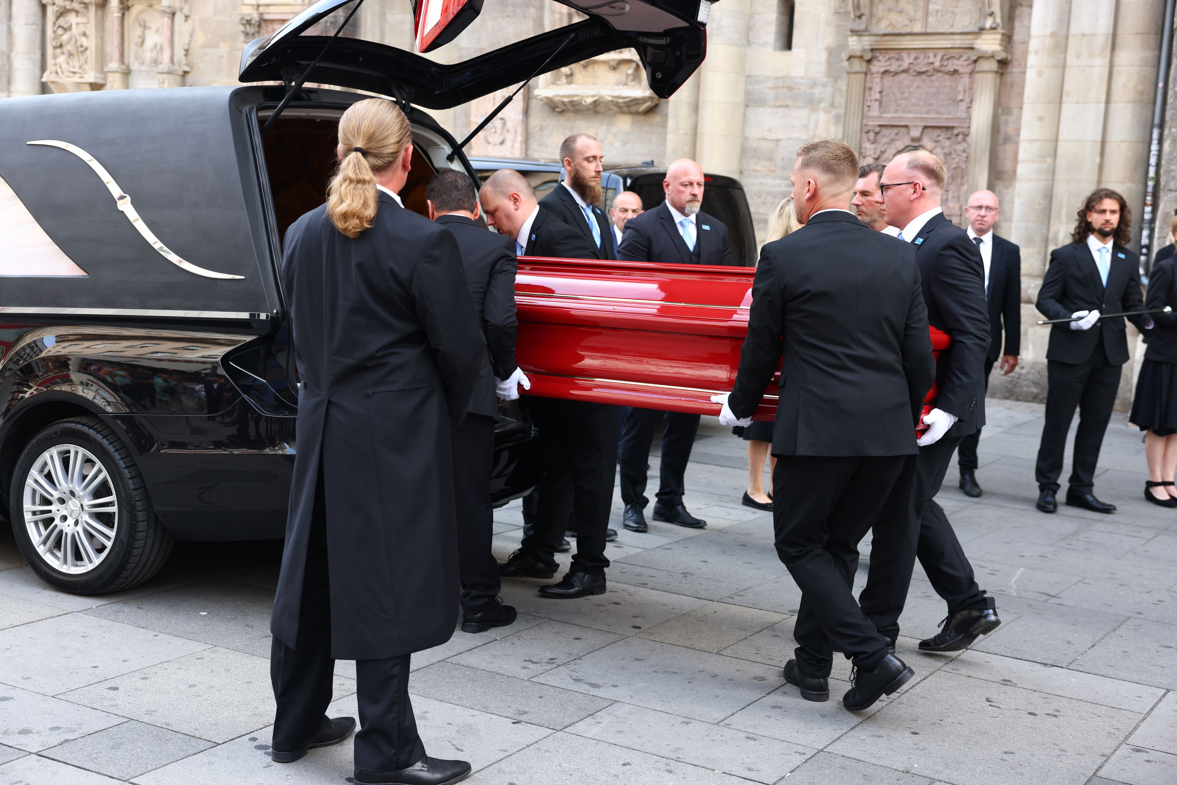 Heute.at - Lugners letzte Fahrt zur Oper und seiner Lugner-City
