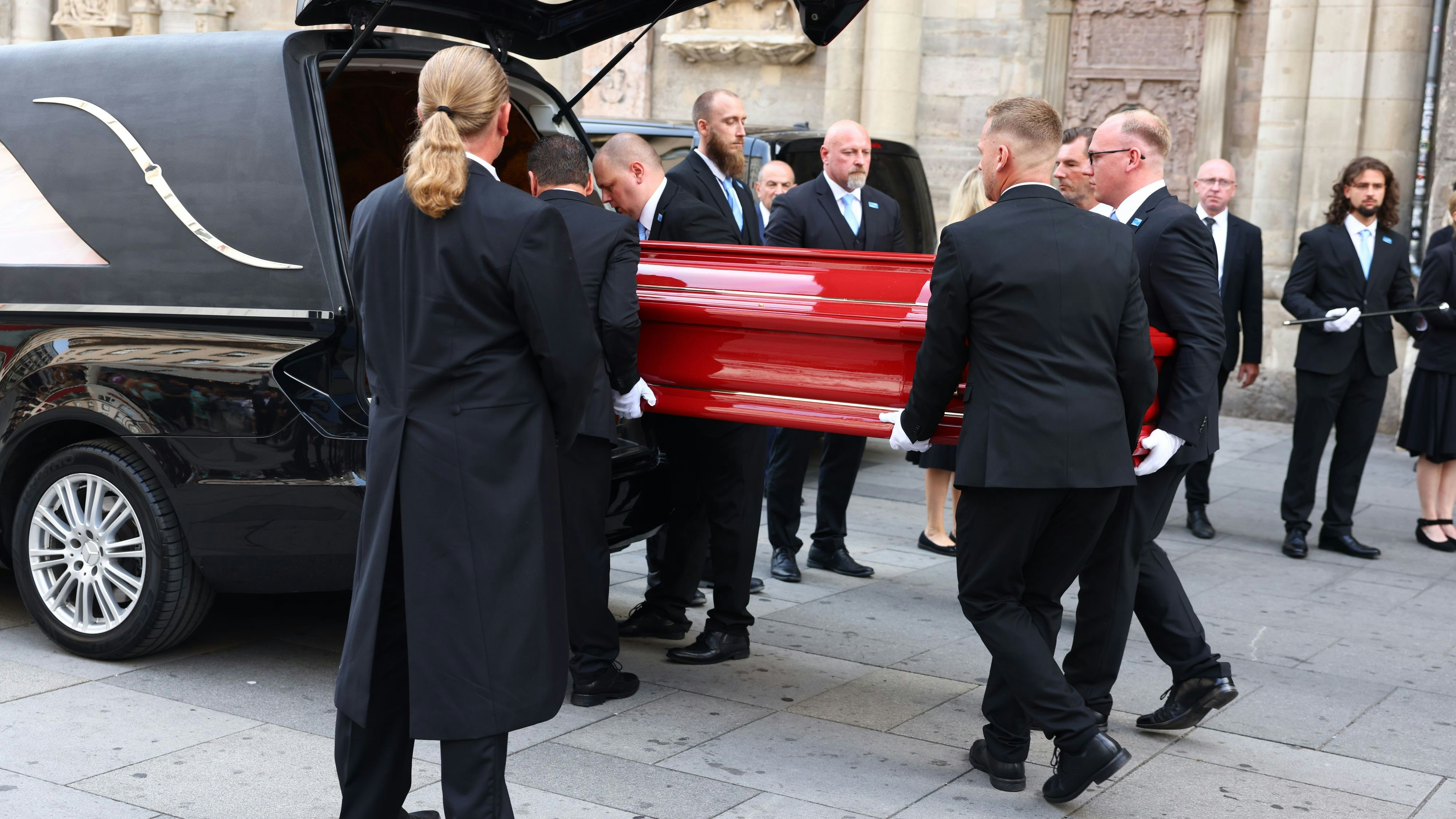 Heute.at - Lugners letzte Fahrt zur Oper und seiner Lugner-City