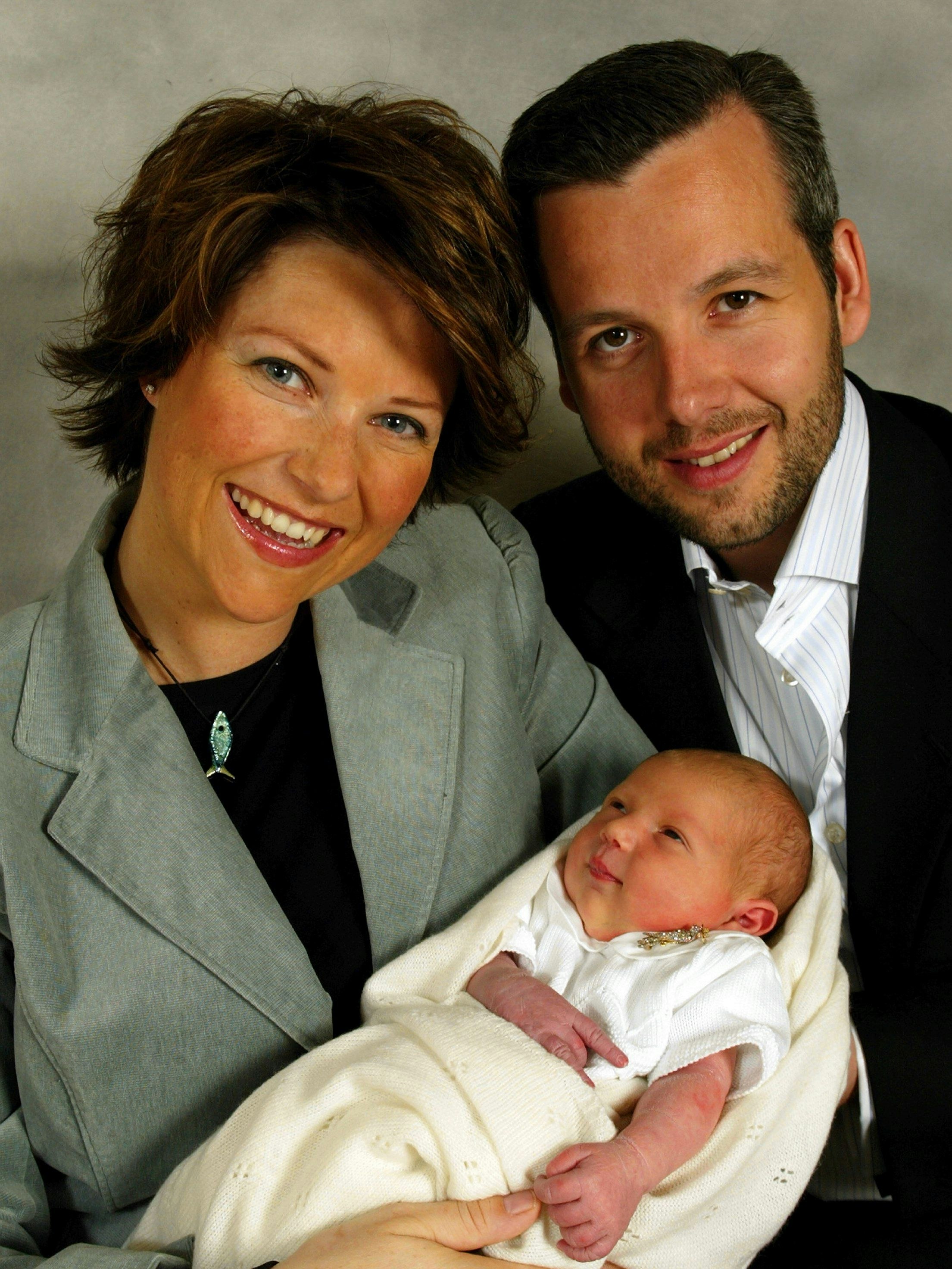 Prinzessin Martha Louise von Norwegen und ihrem ersten Ehemann Ari Behn und ihrer Tochter Maud Angelica im Krankenhaus in Oslo am 2. Mai 2003. 