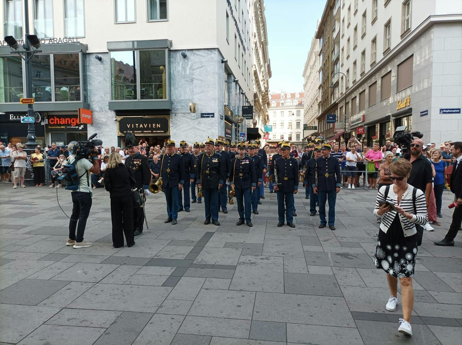 Die Original Hoch- und Deutschmeister-Kapelle spielt den Radetzky-Marsch.