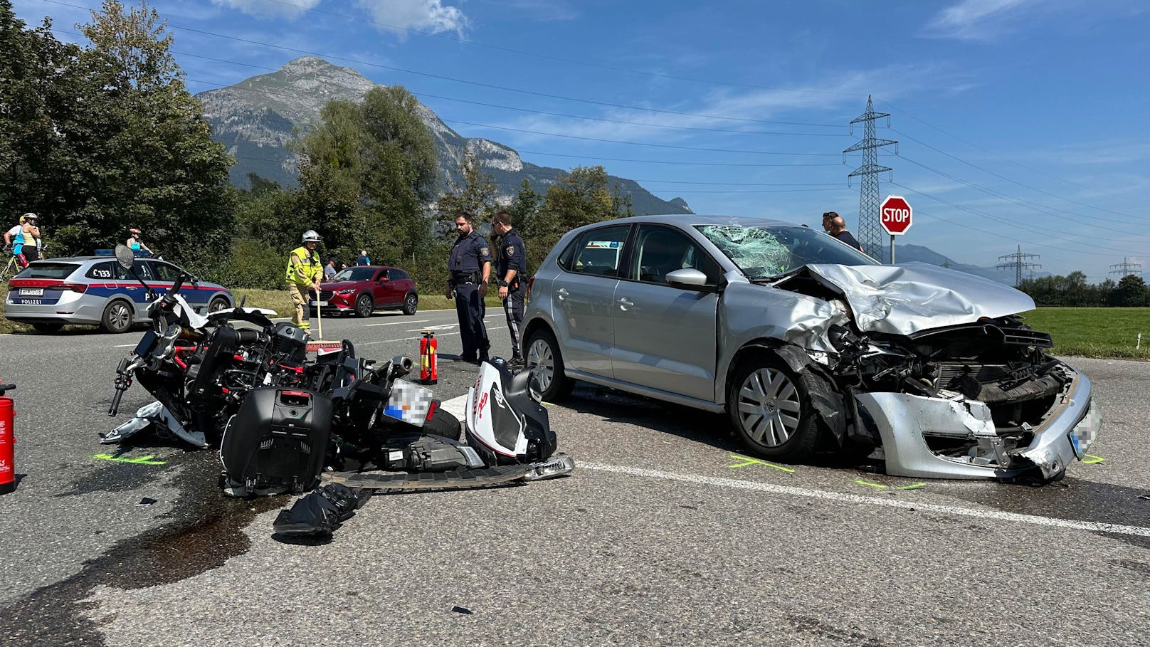 Beim Abbiegevorgang kam es zum Zusammenstoß mit dem rechtmäßig entgegenkommenden Motorradlenker. Durch den Zusammenstoß kam der Motorradlenker zu Sturz und zog sich tödliche Verletzungen zu.