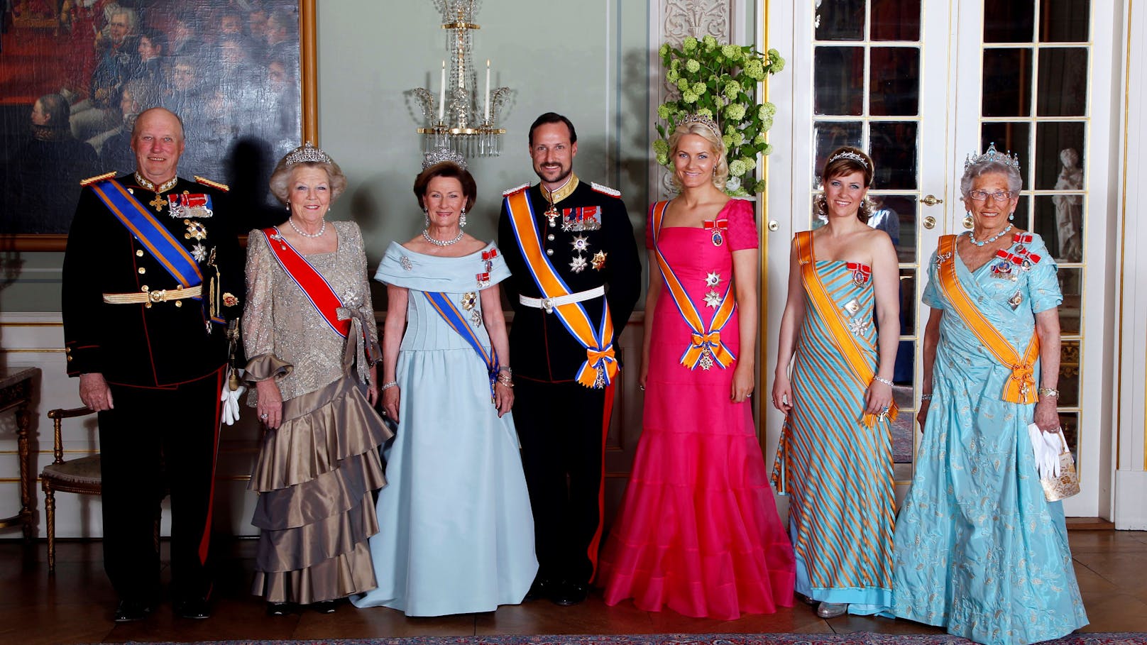 (v.l.n.r.) König Harald von Norwegen, Königin Beatrix der Niederlande, Königin Sonja von Norwegen, Kronprinz Haakon, Kronprinzessin Mette-Marit, Prinzessin Martha Louise und Prinzessin Astrid Frau Ferner posieren vor einem Galadinner im Königlichen Palast in Oslo am 1. Juni 2010.