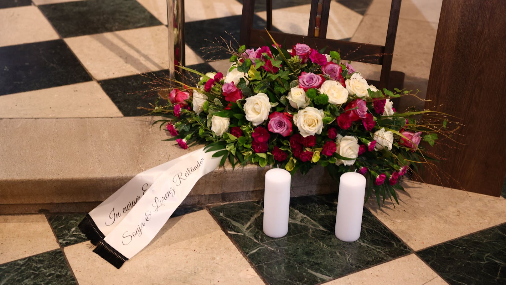 Österreich verabschiedet sich von Richard Lugner: Nach einer Gedenkstunde im Wiener Stephansdom wird der verstorbene Baumeister am Samstag auf dem Grinzinger Friedhof im engsten Freundes- und Familienkreis begraben.