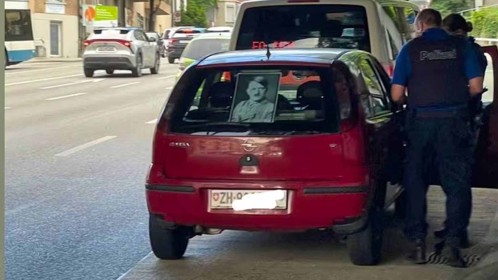 Autofahrer fährt mit Hitler-Foto durch die Stadt