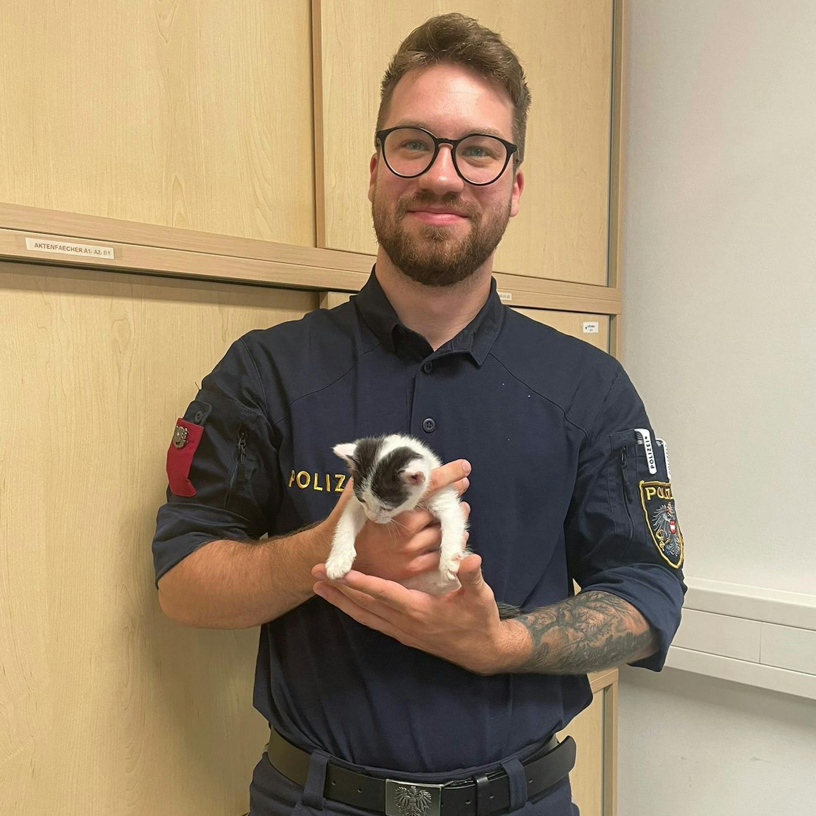 Ein Polizeischüler kümmerte sich um das Wohl der Baby-Katze.