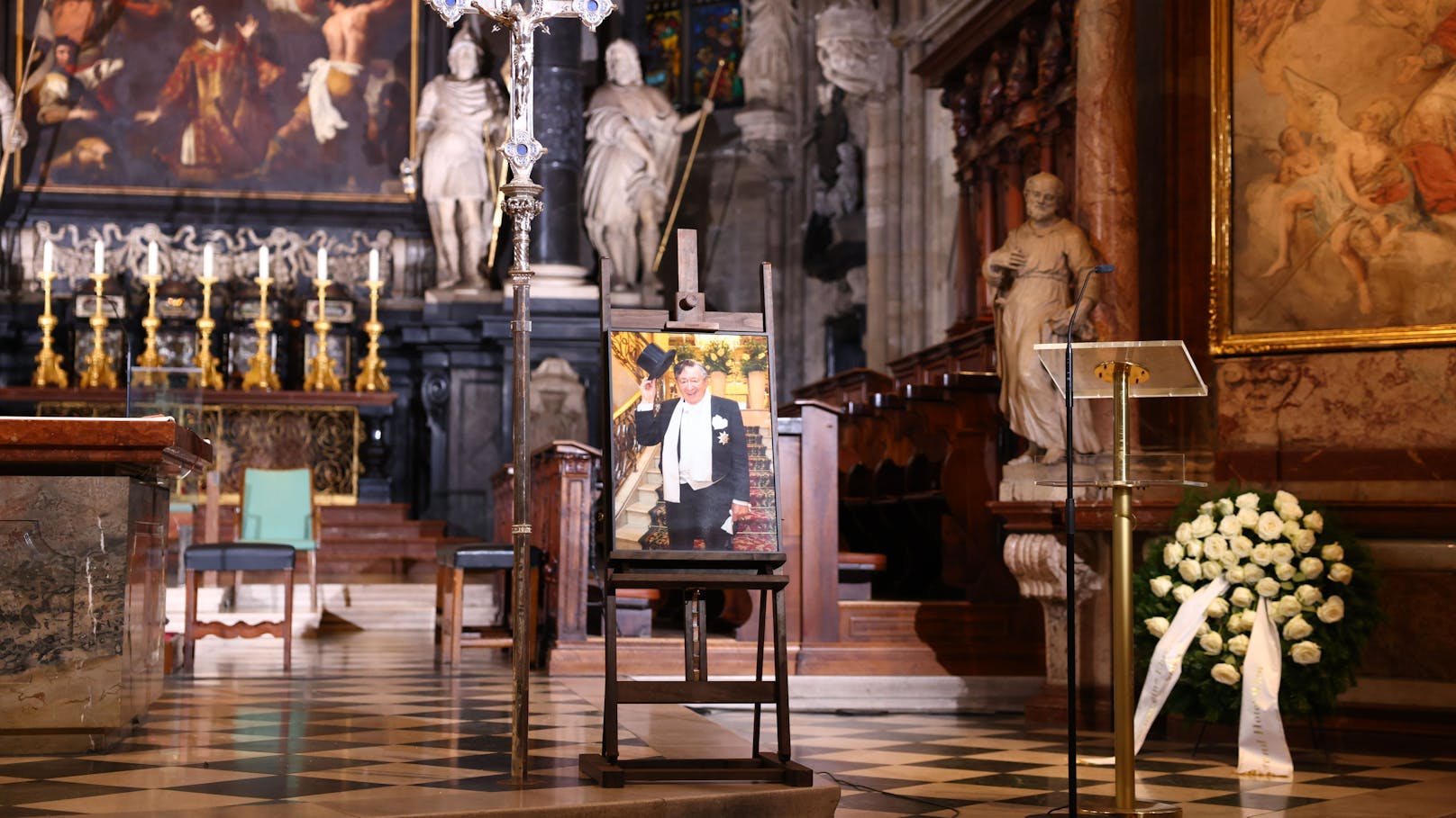 Österreich verabschiedet sich von Richard Lugner: Nach einer Gedenkstunde im Wiener Stephansdom wird der verstorbene Baumeister am Samstag auf dem Grinzinger Friedhof im engsten Freundes- und Familienkreis begraben.