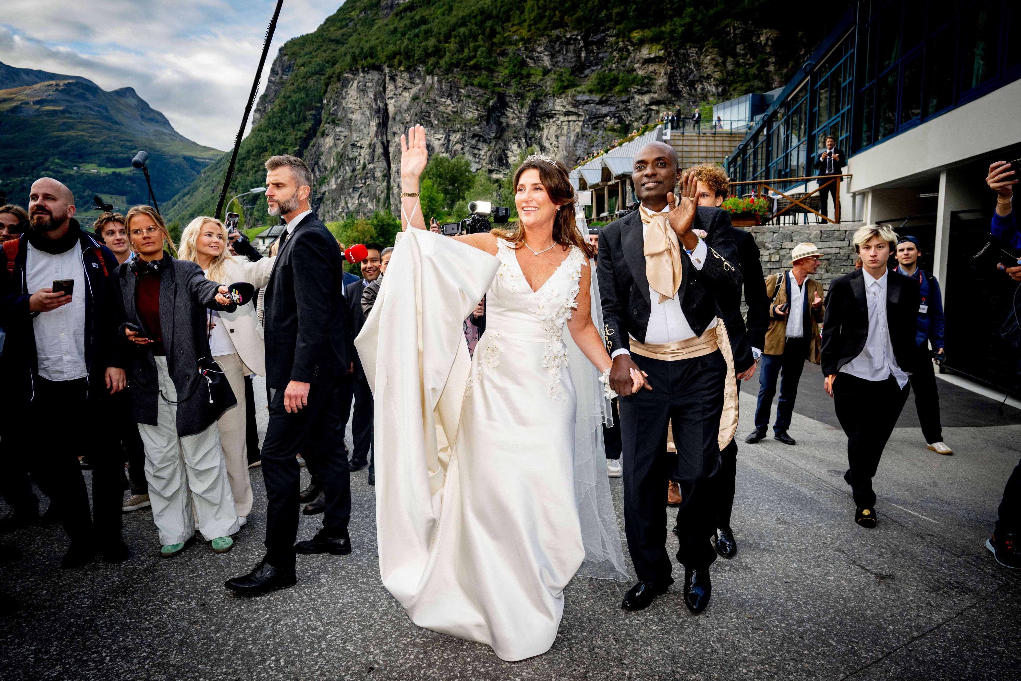 Prinzessin Märtha Louise mit Durek Verrett bei der Ankunft zur Hochzeitsfeier in Geiranger