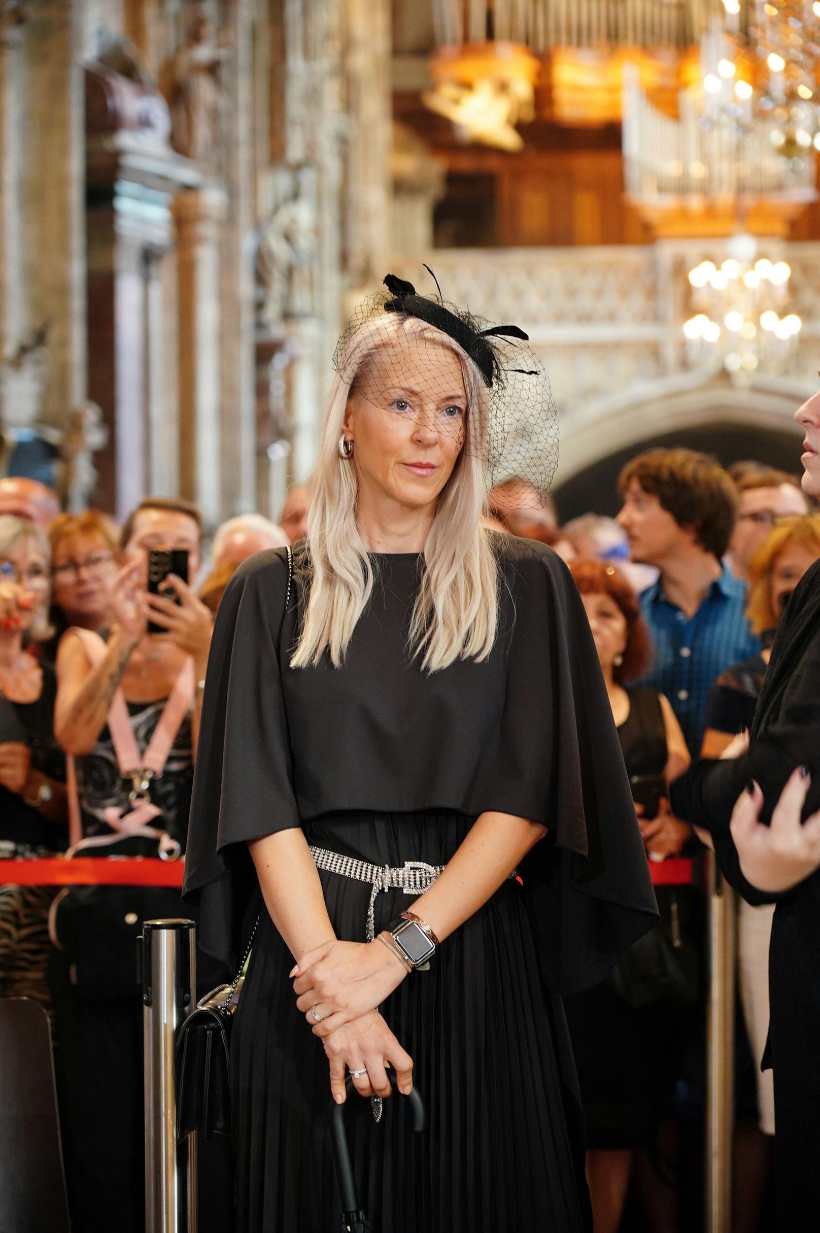 Nahezu ungeschminkt, in Tränen aufgelöst, erschien nun auch Richard Lugners Witwe Simone bei der Trauerfeier im Wiener Stephansdom.