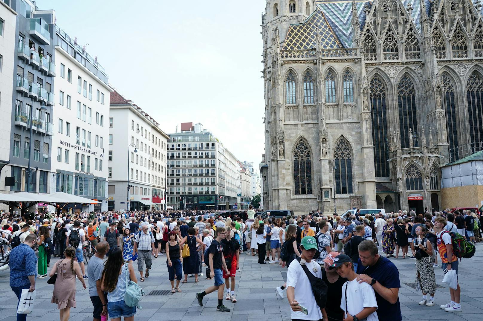 Auf dem Stephansplatz haben sich unzählige Menschen versammelt, um sich von dem Bauherren zu verabschieden.