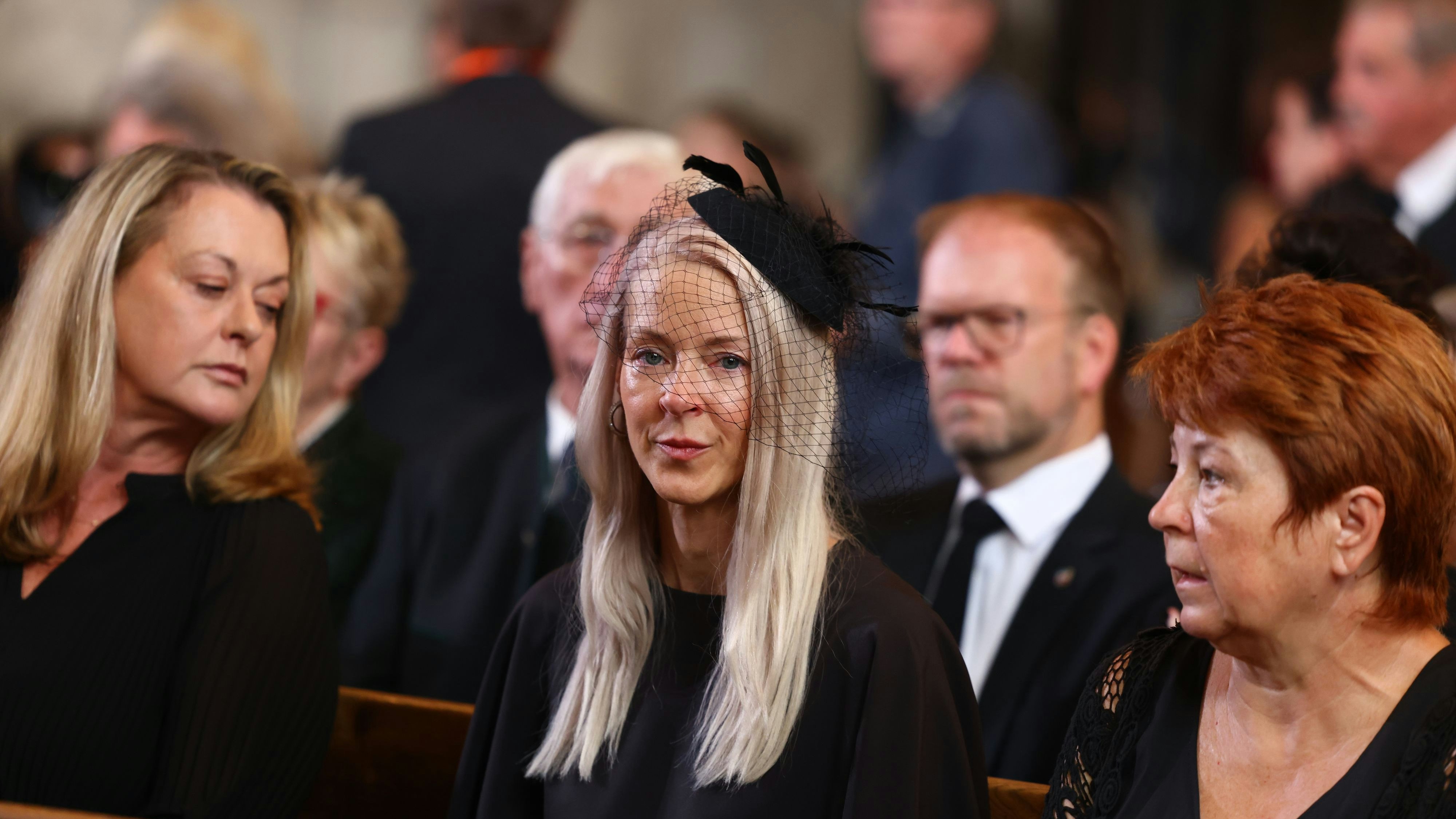 Simone sitzt alleine auf der anderen Seite, wurde von der restlichen Familie nicht begrüßt