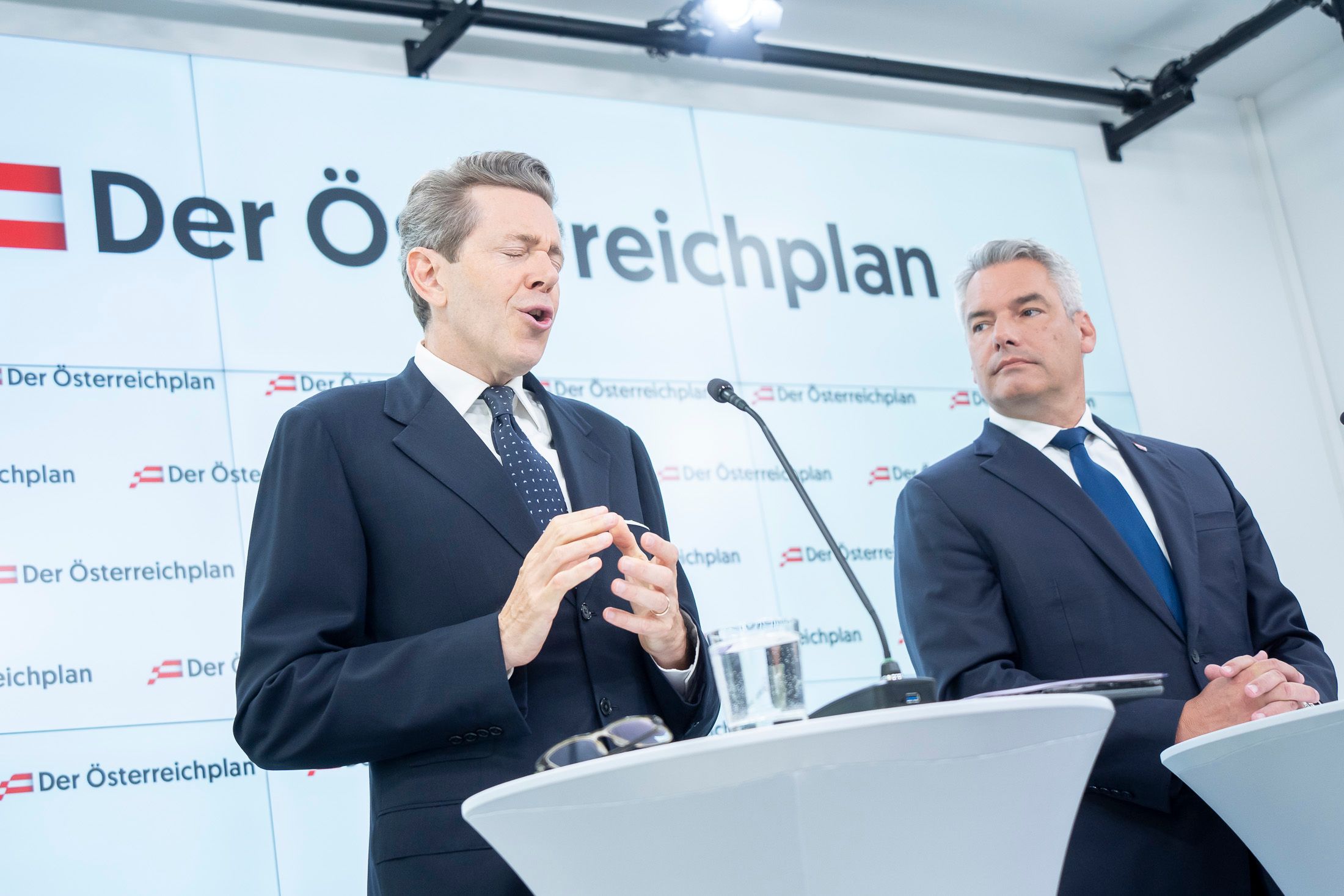 Gute Zeiten, schlechte Zeiten: Harald Mahrer mit dem damaligen Kanzler Karl Nehammer bei der Vorstellung des Wirtschaftsprogramms für den Wahlkampf