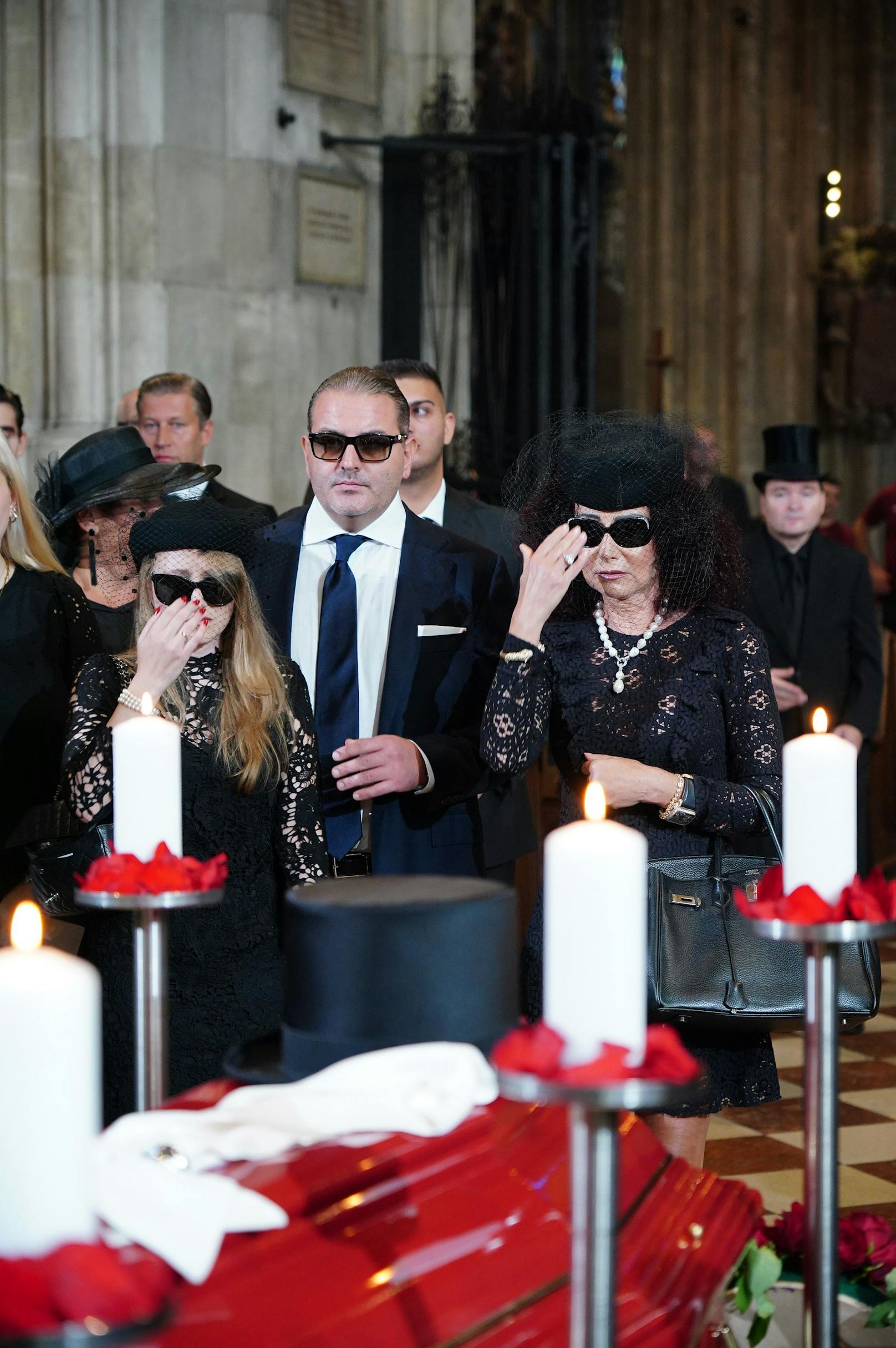 Leo Lugner muss "Mausi" und Jacqueline trösten.