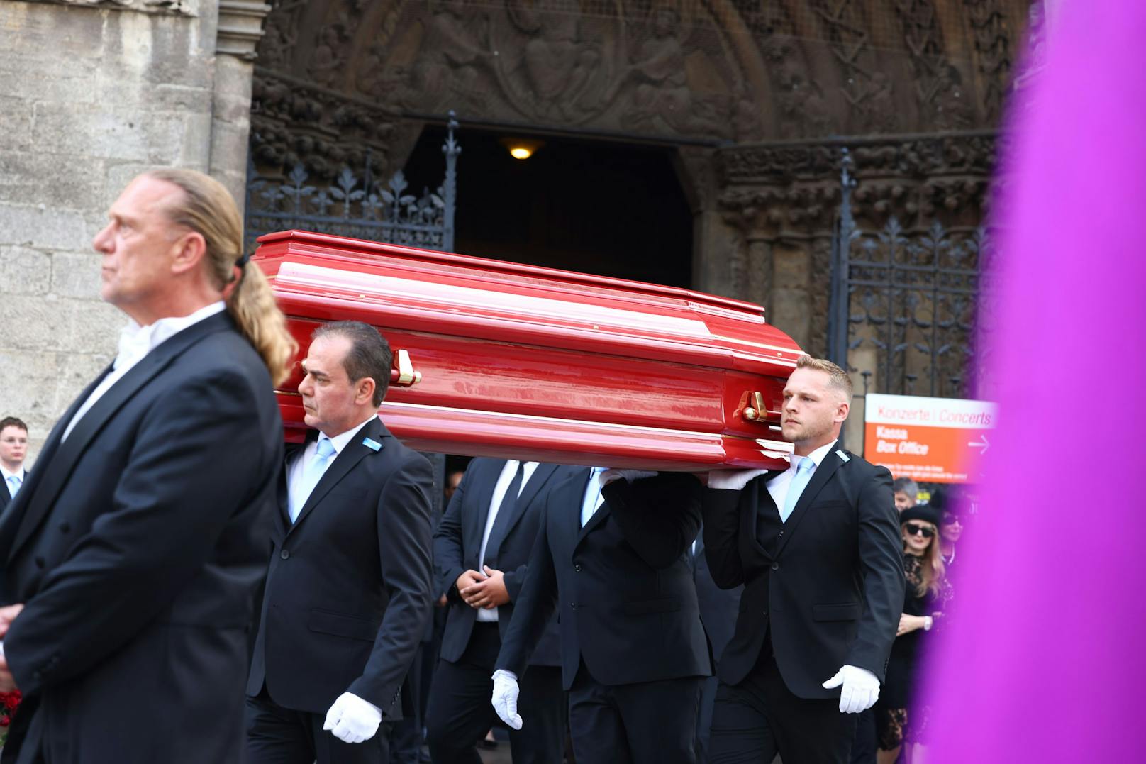 Während der Radetzky-Marsch erklingt, wird Lugners Sarg aus dem Stephansdom getragen.