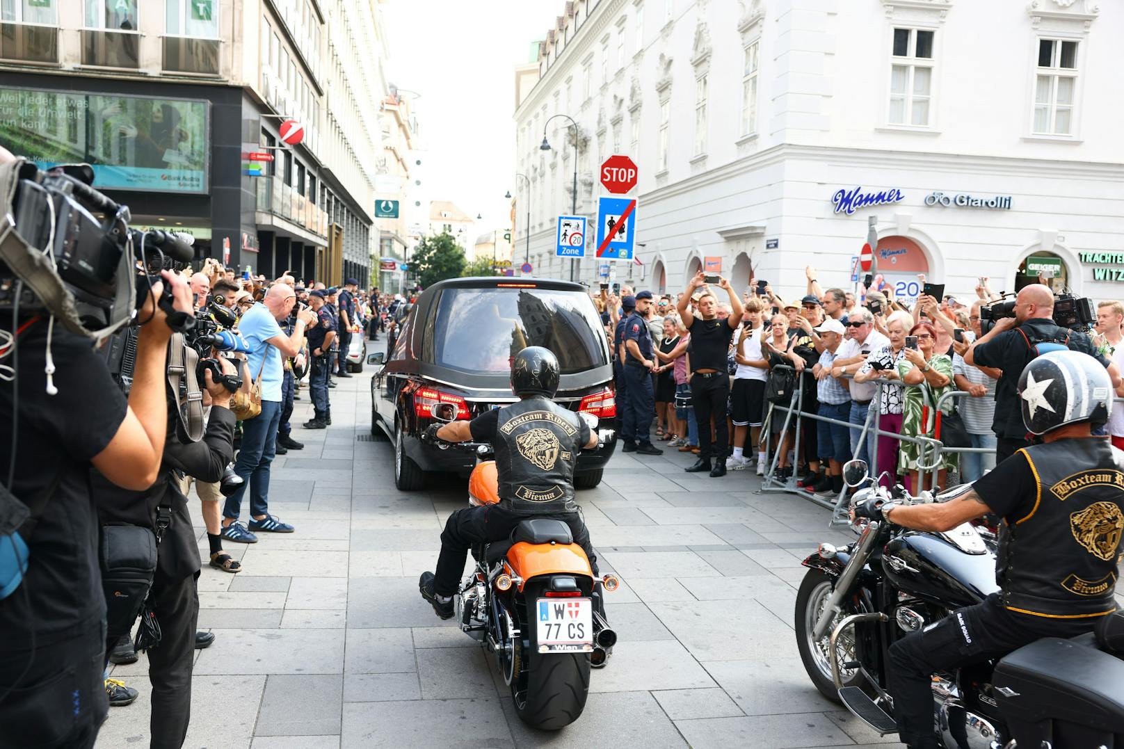 Die Biker haben eine lange Tradition: Auch alle Opernball-Gäste von Lugner wurden immer von den Harley-Fahrern eskortiert.