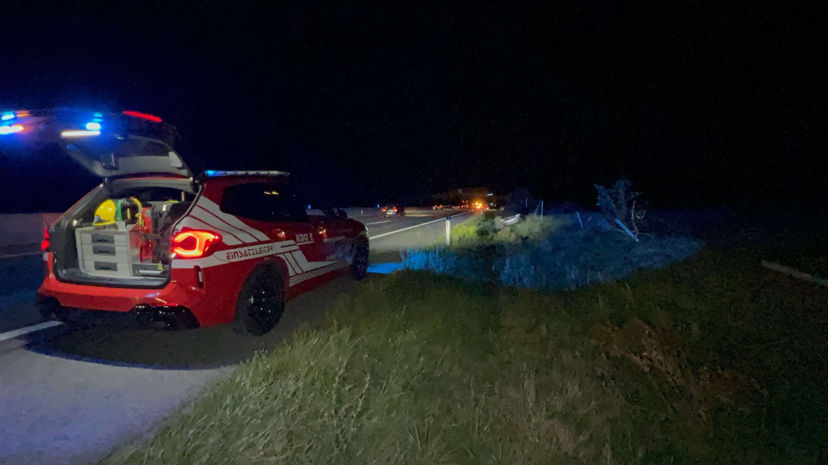 Auf der Autobahn A1 bei St. Pölten ist es am späten Freitagabend zu einem Verkehrsunfall gekommen. Von dem Unfalllenker fehlt aber jede Spur.