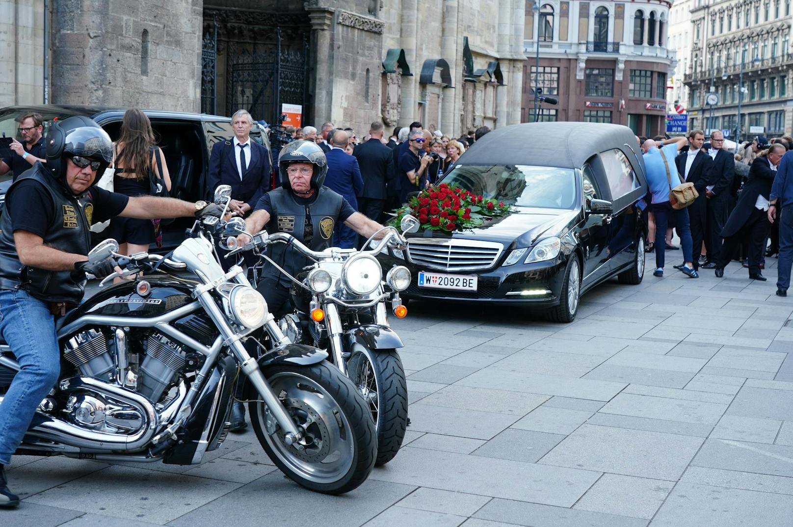 Wie auch schon bei der Hochzeit von "Richi" und Simone wird der Konvoi von Harley Davidson Bikern eskortiert.